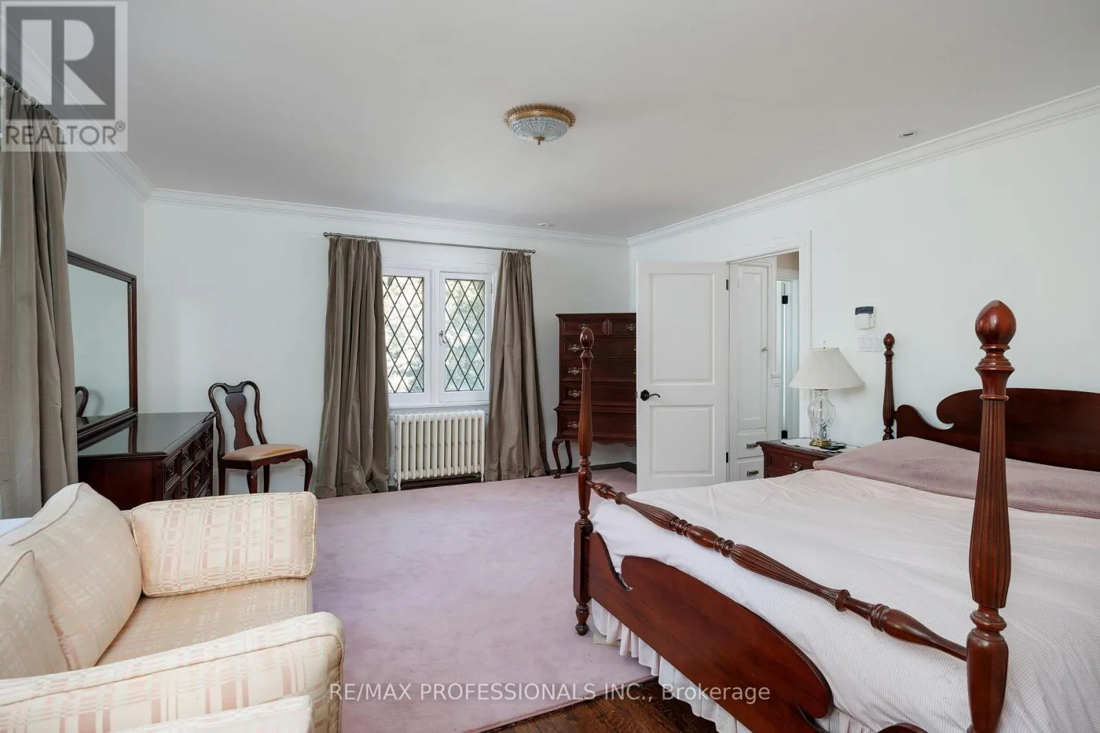 16 KINGSWAY CRESCENT