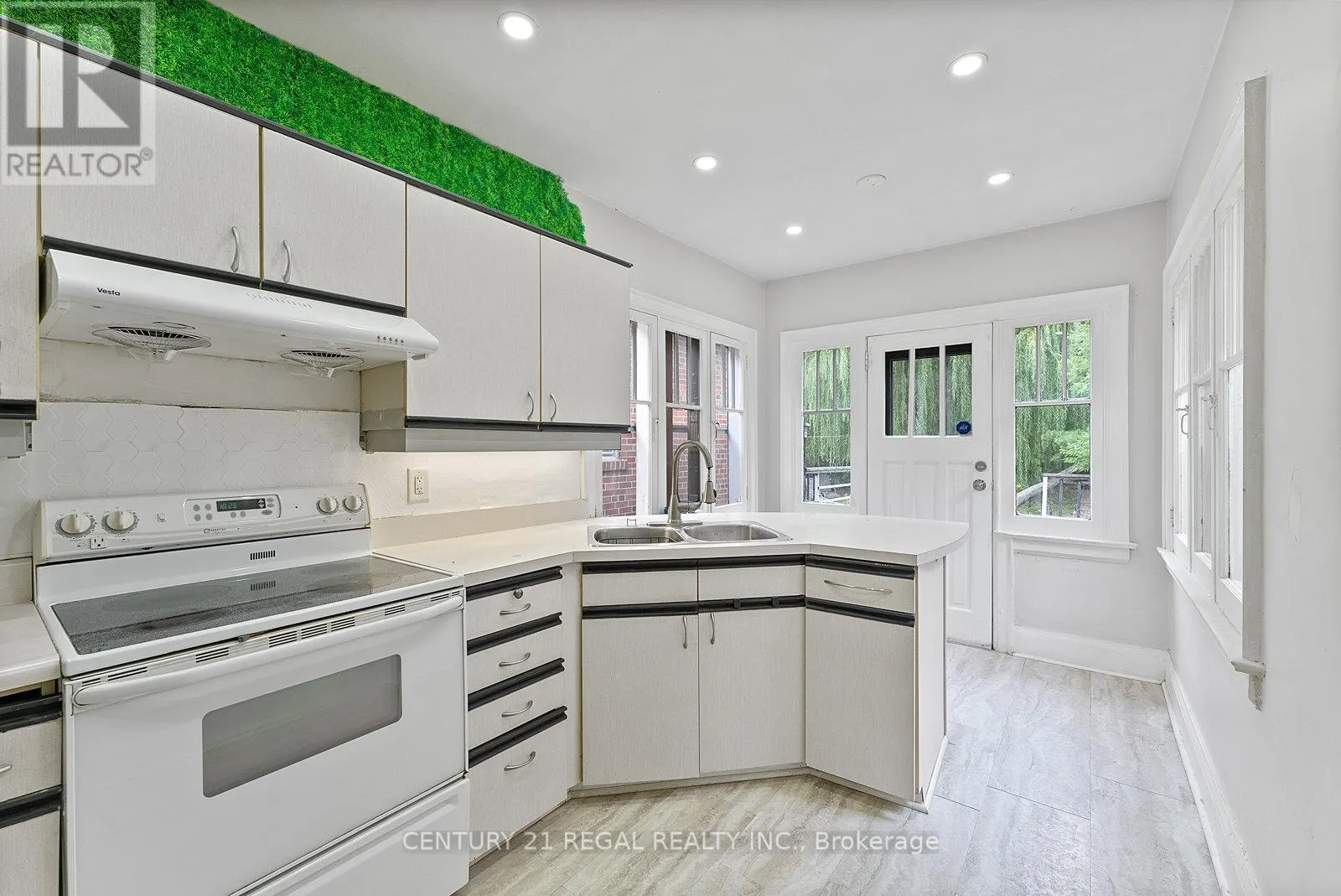 64 ARCADIAN CIRCLE