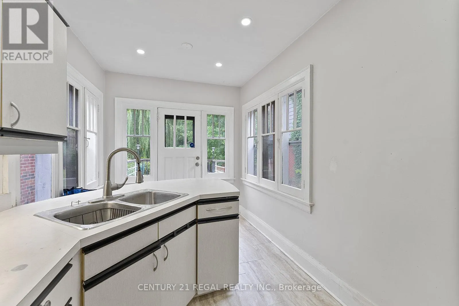 64 ARCADIAN CIRCLE