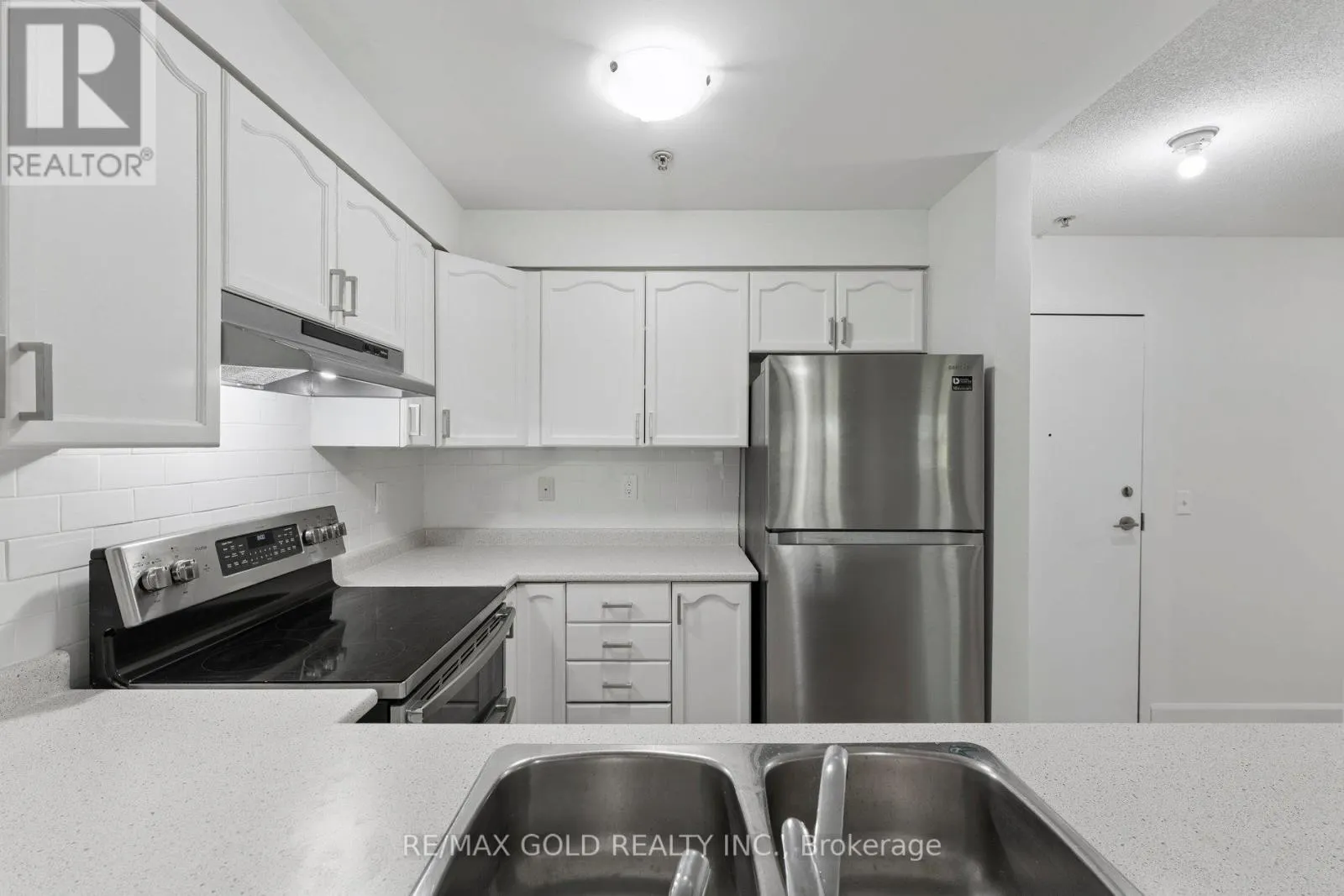 2104 - 6 DAYSPRING CIRCLE