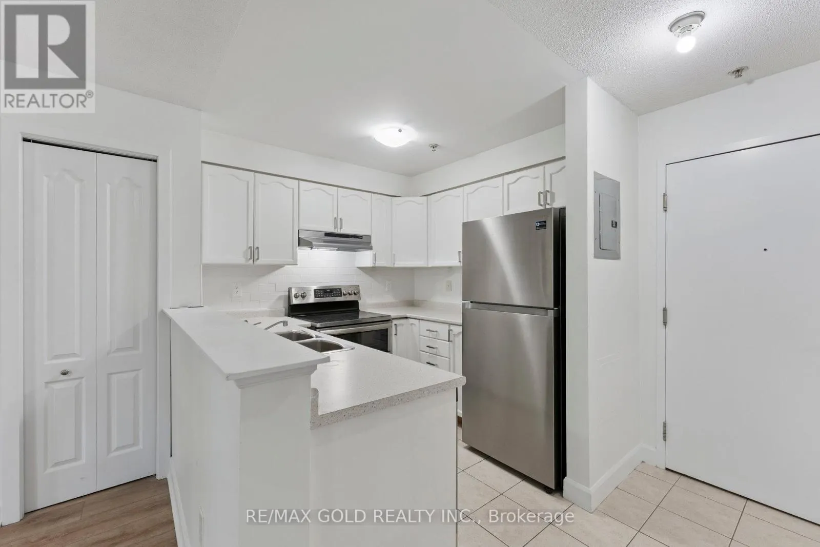2104 - 6 DAYSPRING CIRCLE