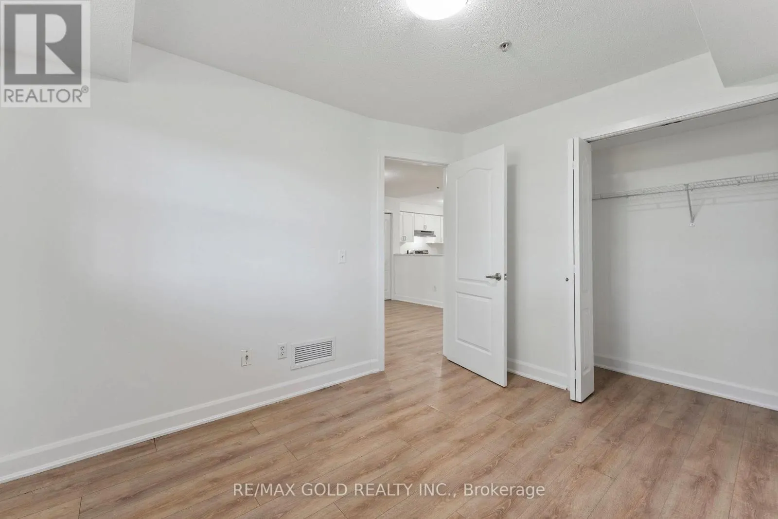 2104 - 6 DAYSPRING CIRCLE