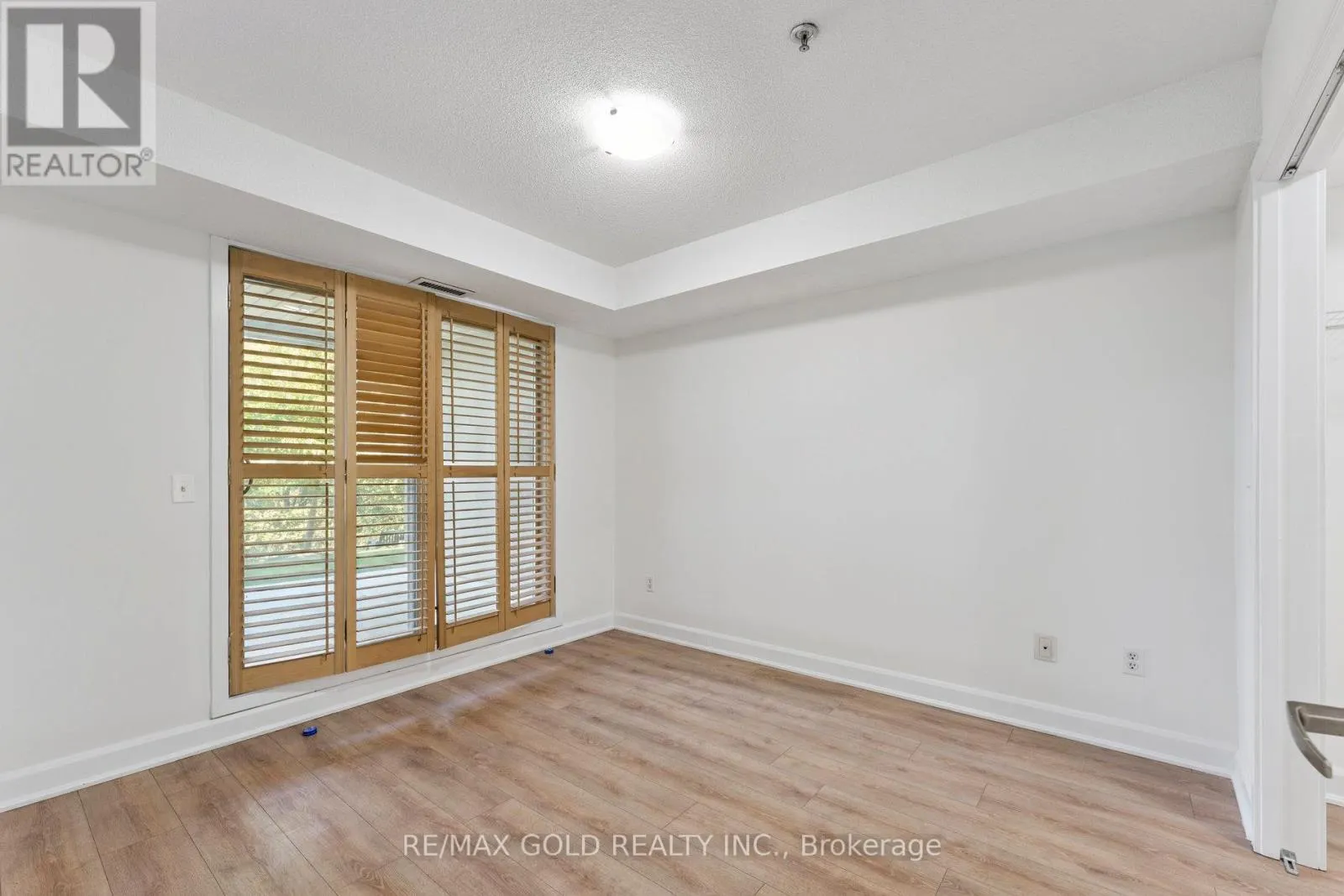 2104 - 6 DAYSPRING CIRCLE