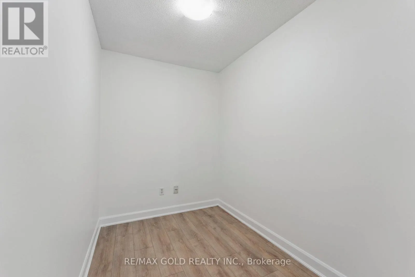 2104 - 6 DAYSPRING CIRCLE