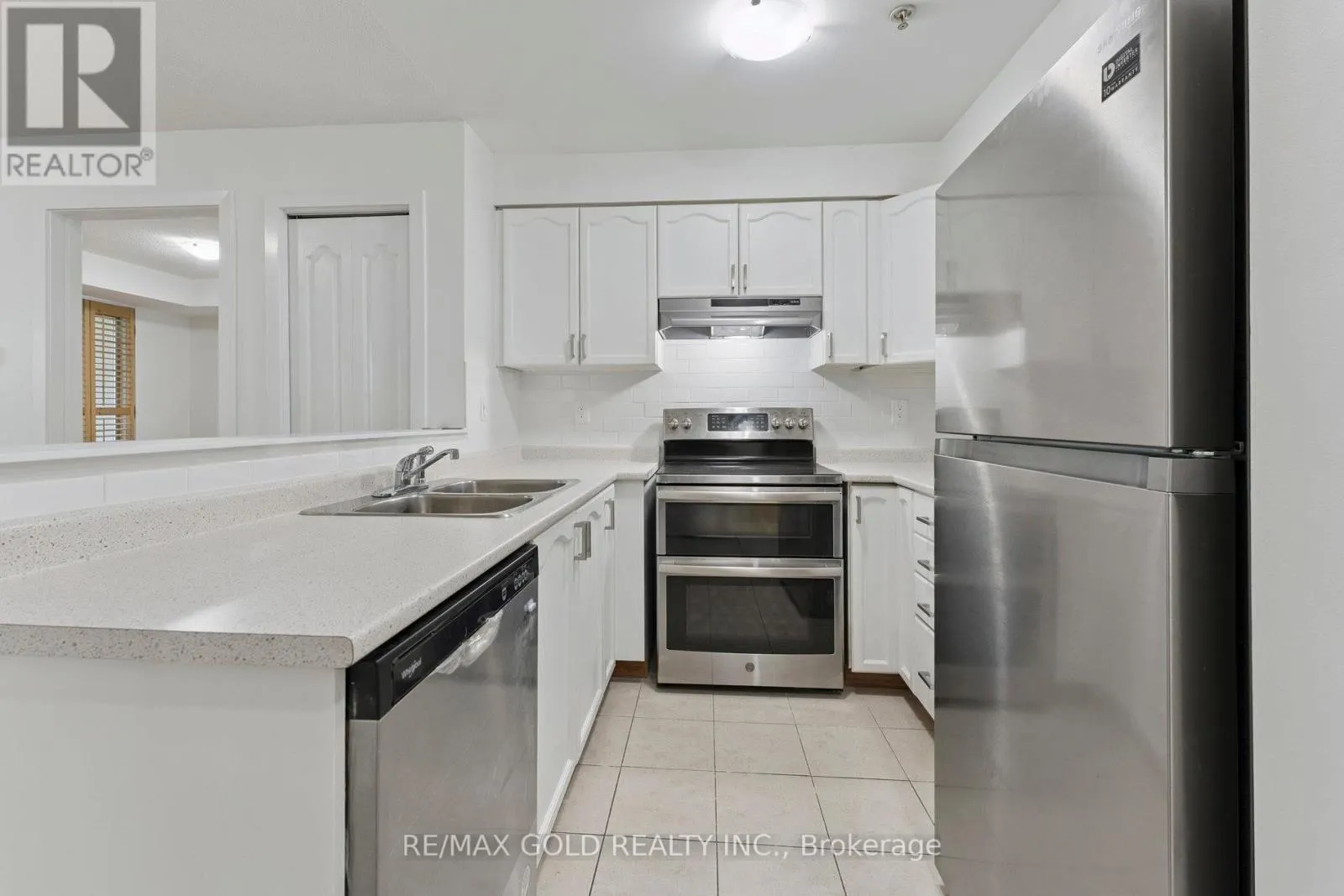 2104 - 6 DAYSPRING CIRCLE