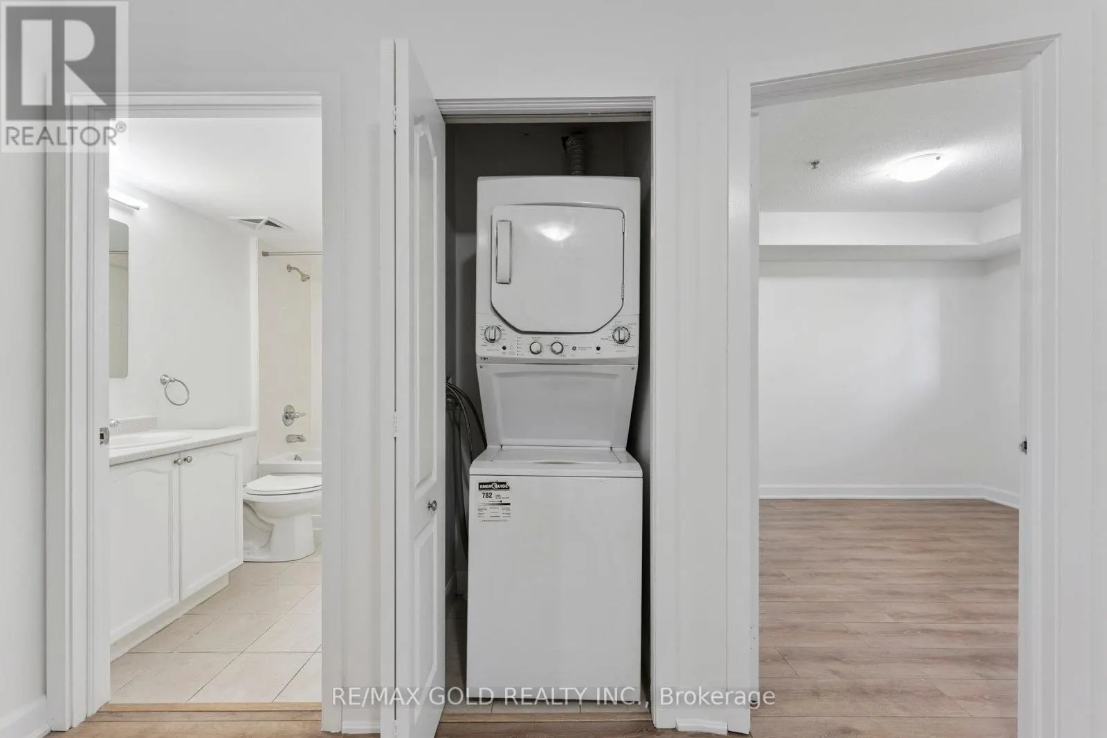2104 - 6 DAYSPRING CIRCLE