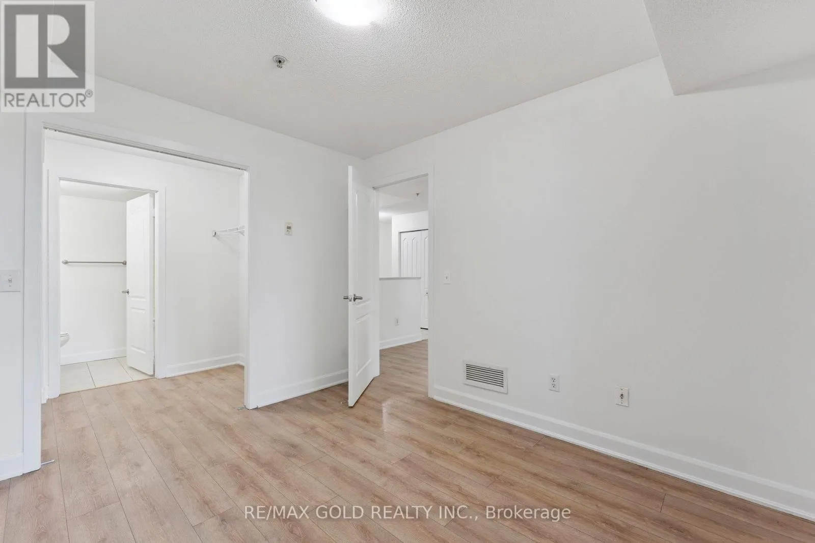 2104 - 6 DAYSPRING CIRCLE