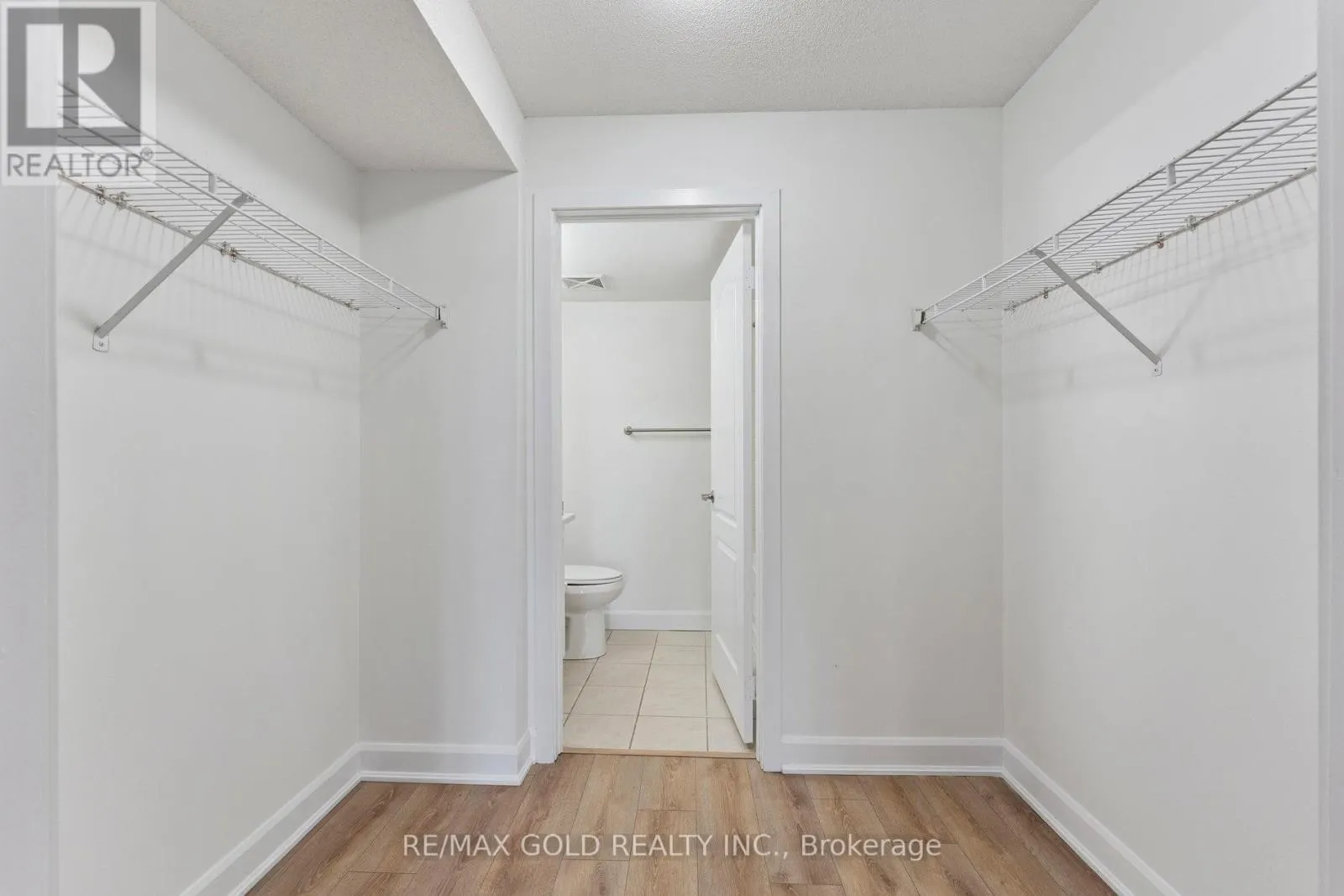 2104 - 6 DAYSPRING CIRCLE