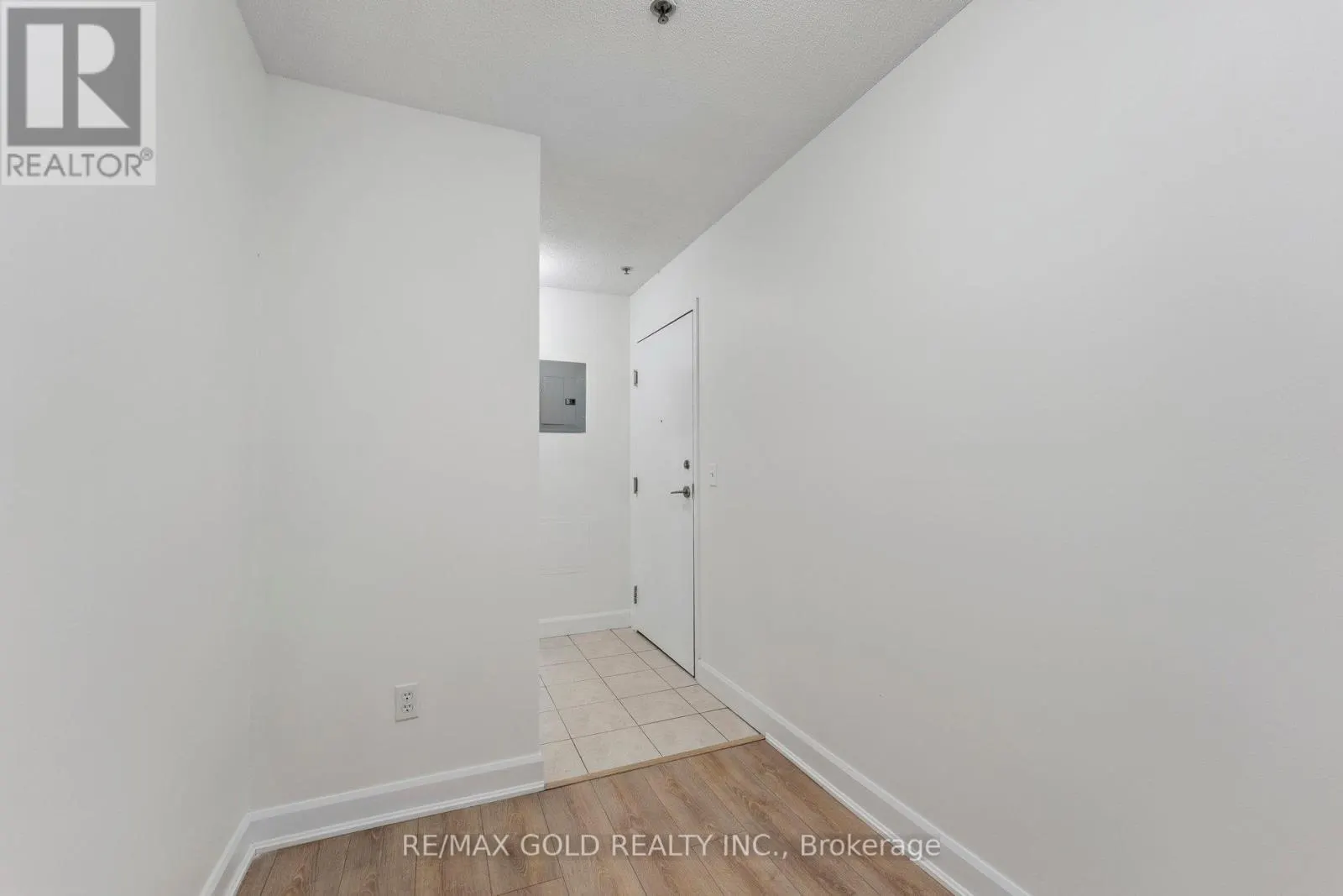 2104 - 6 DAYSPRING CIRCLE