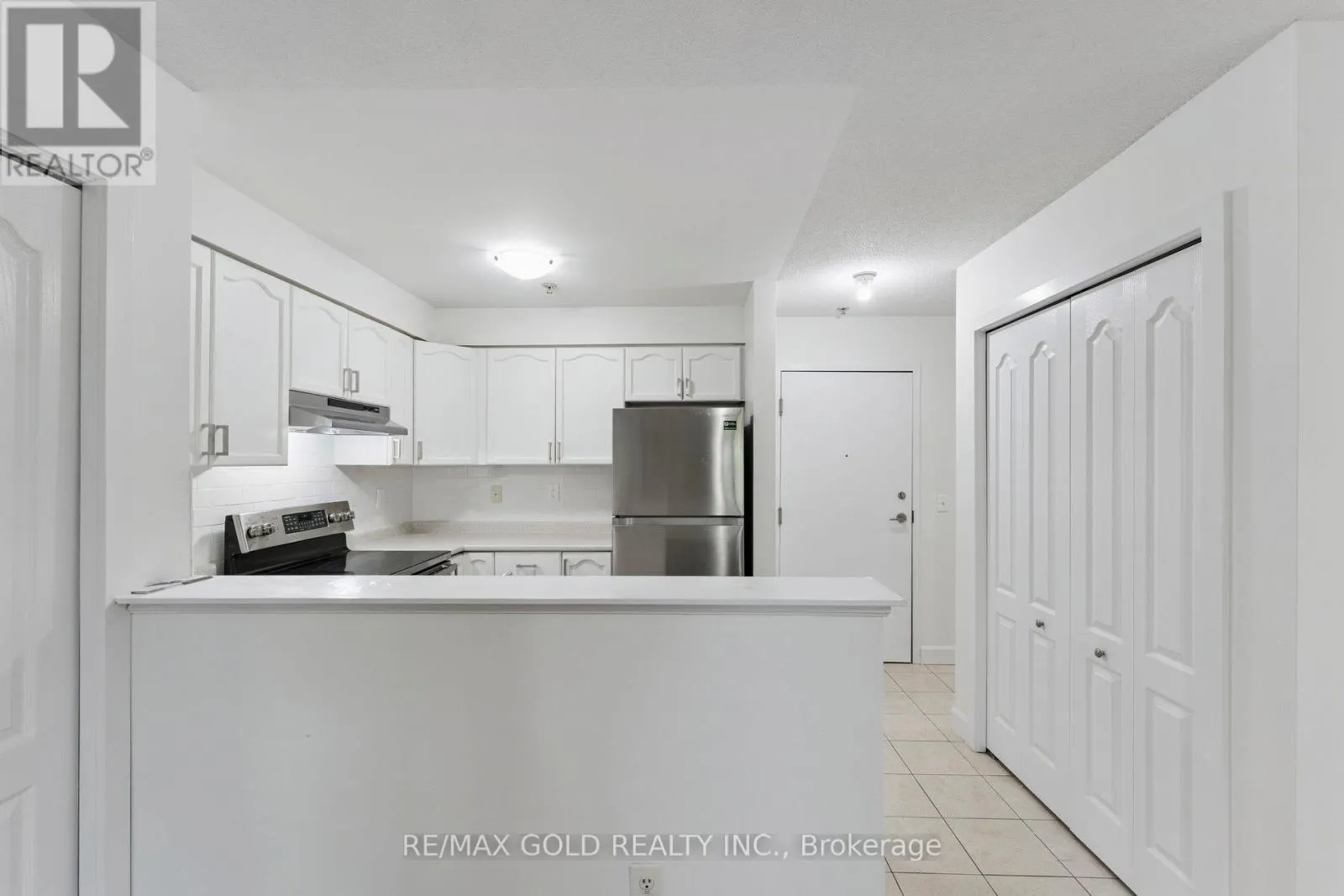 2104 - 6 DAYSPRING CIRCLE