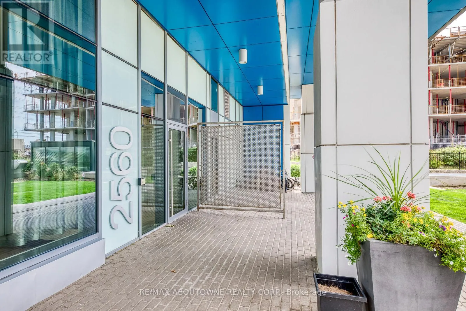 TH101 - 2560 EGLINTON AVENUE W