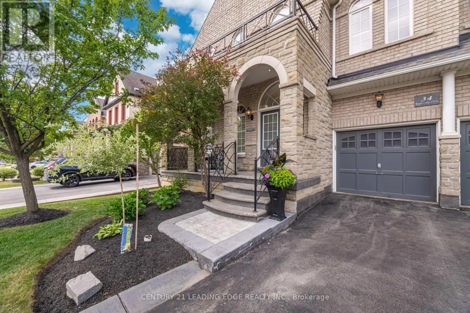 34 ROYAL LINKS CIRCLE