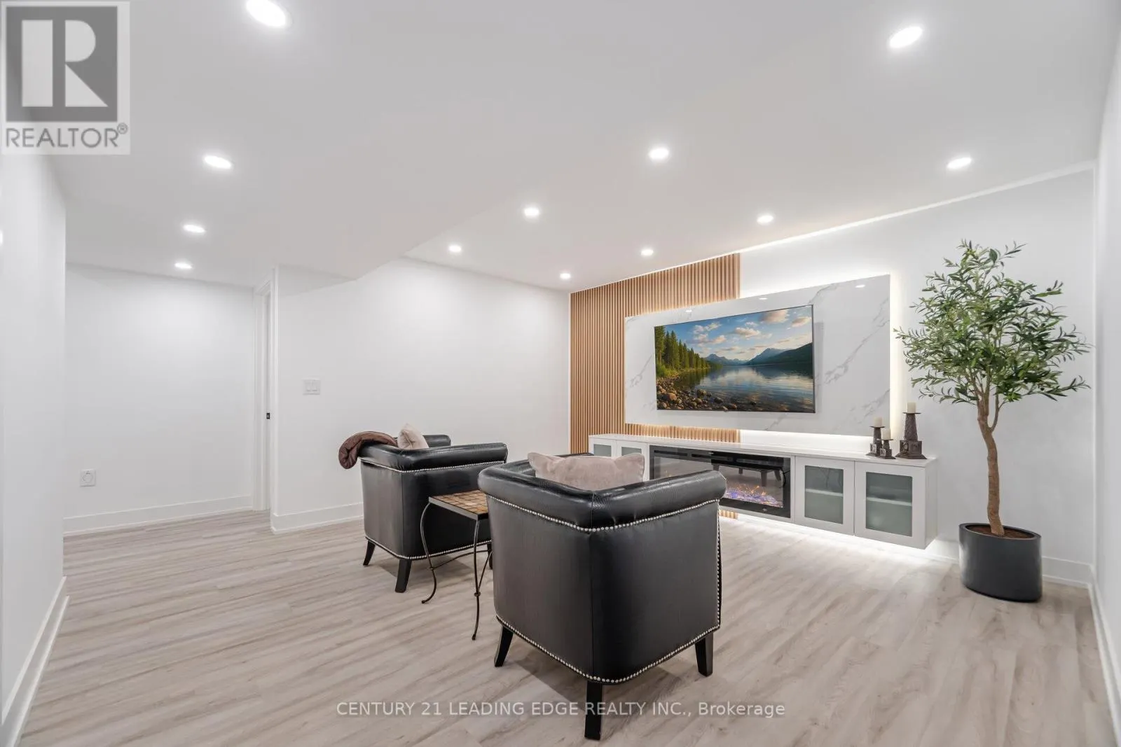 34 ROYAL LINKS CIRCLE