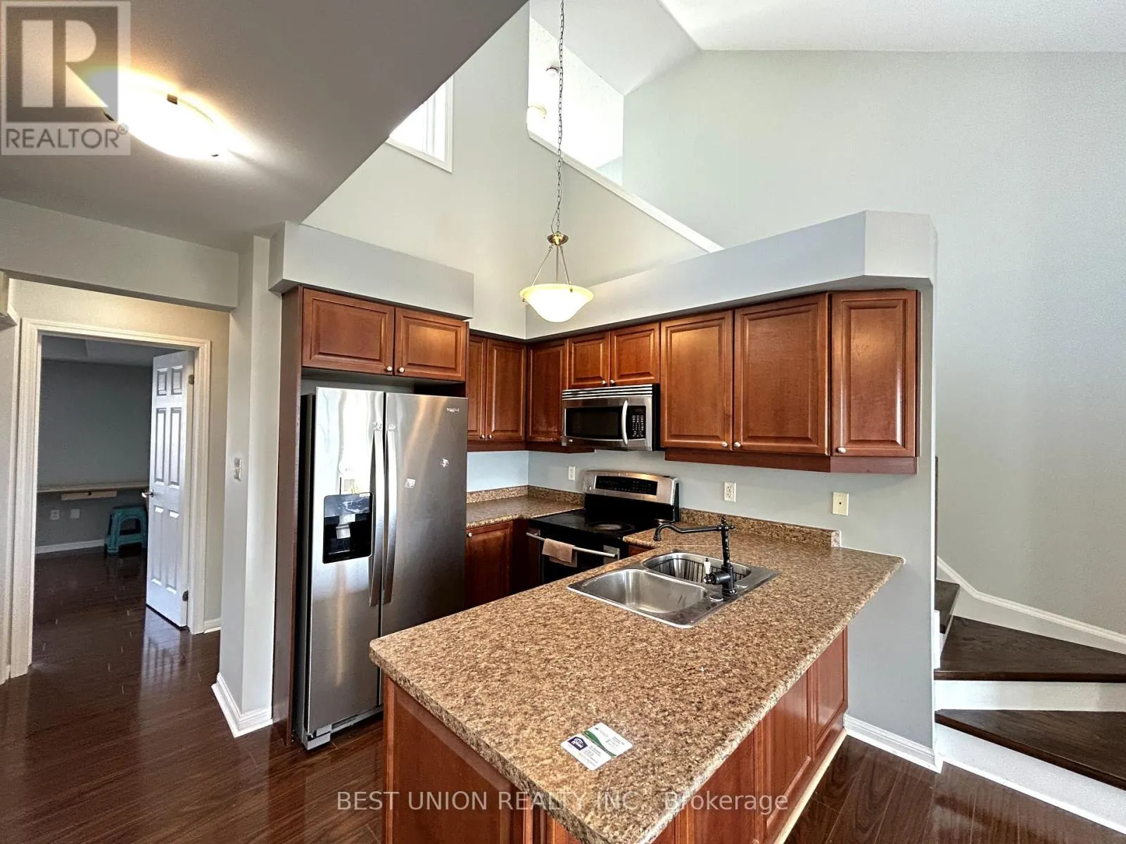 6 - 613 DUNDAS STREET W