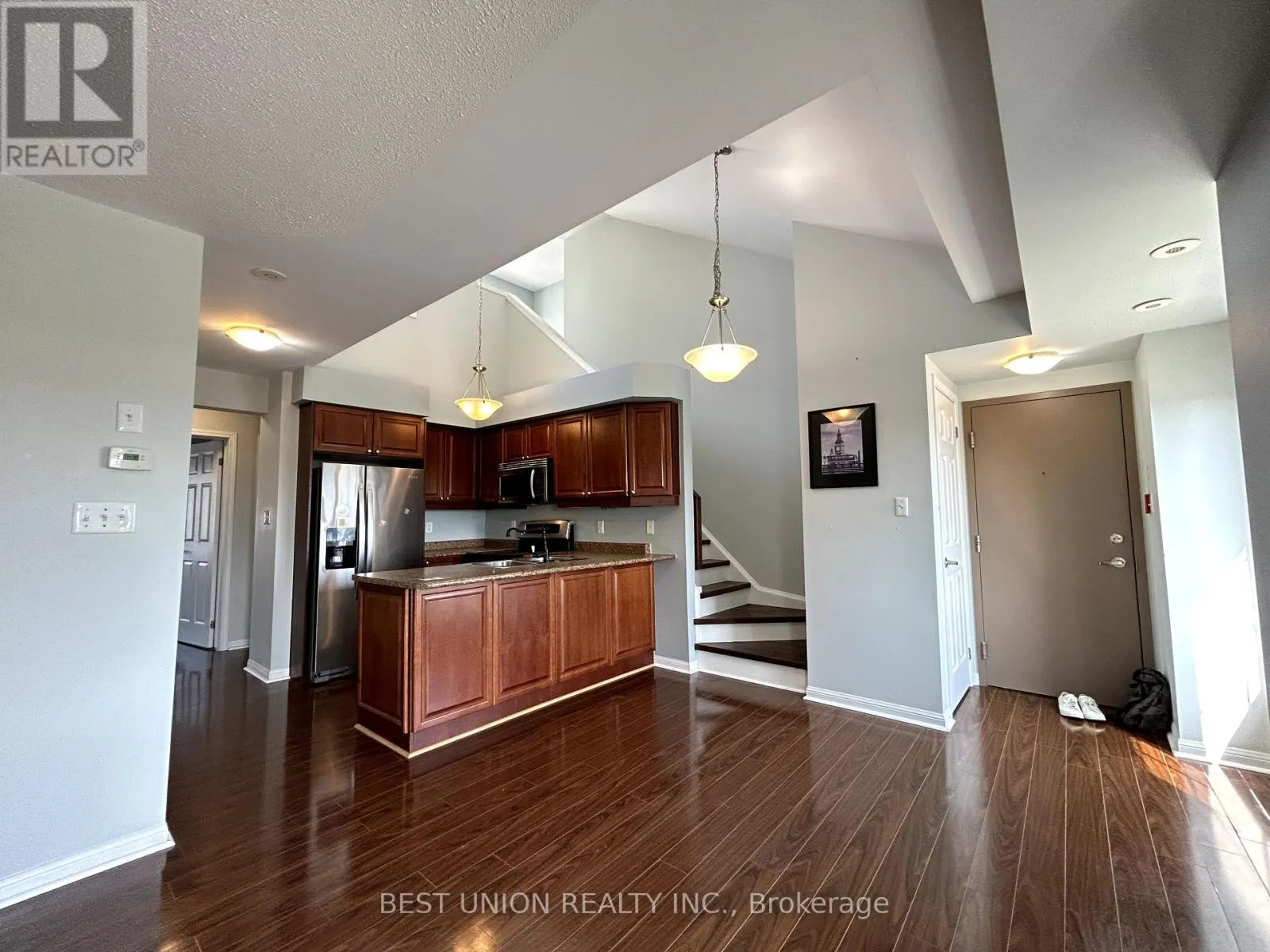 6 - 613 DUNDAS STREET W