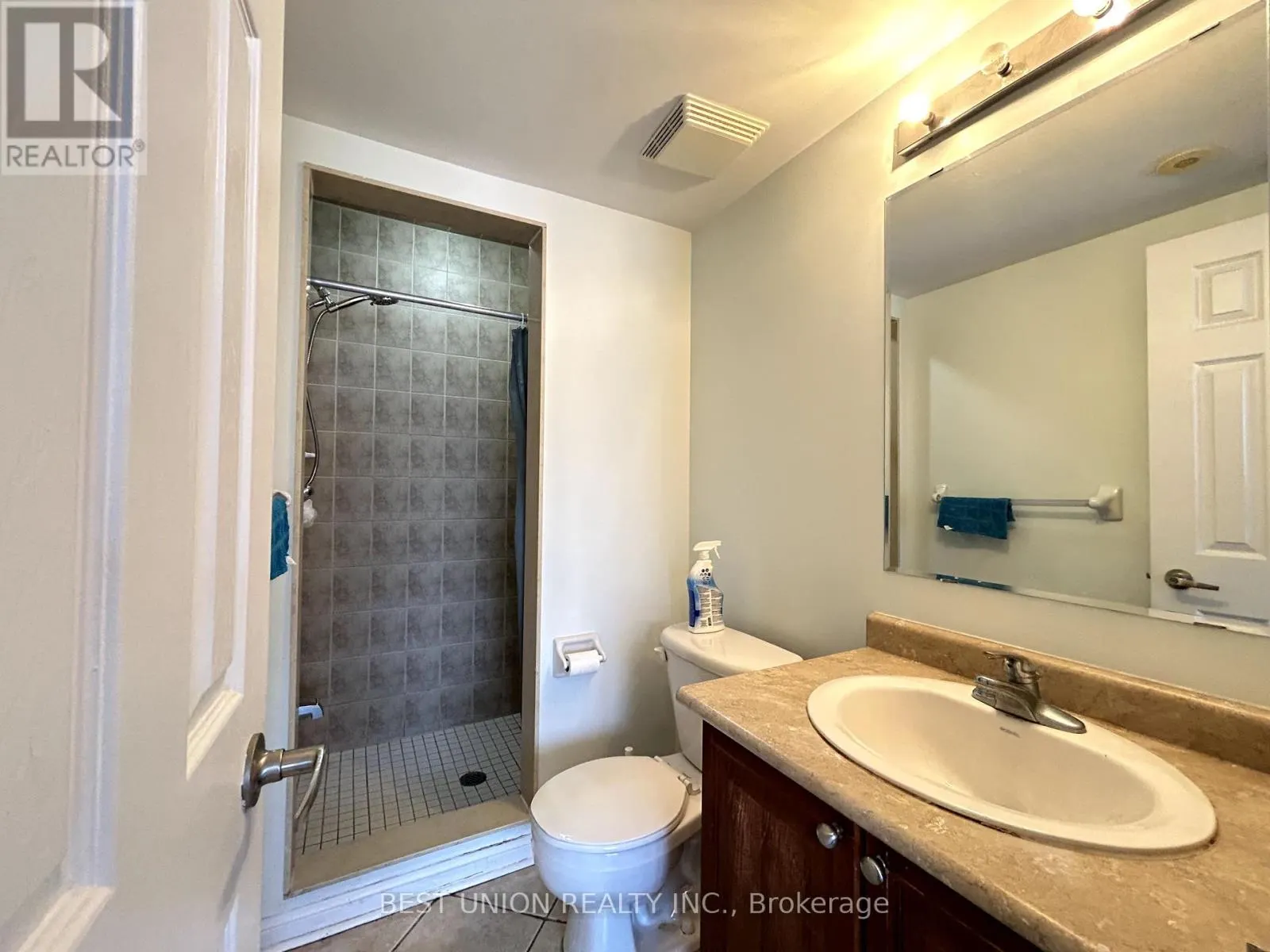 6 - 613 DUNDAS STREET W