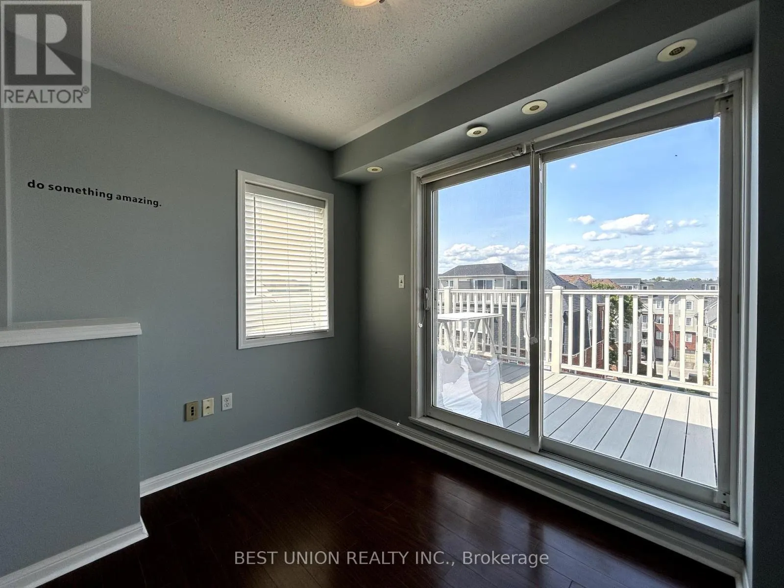 6 - 613 DUNDAS STREET W