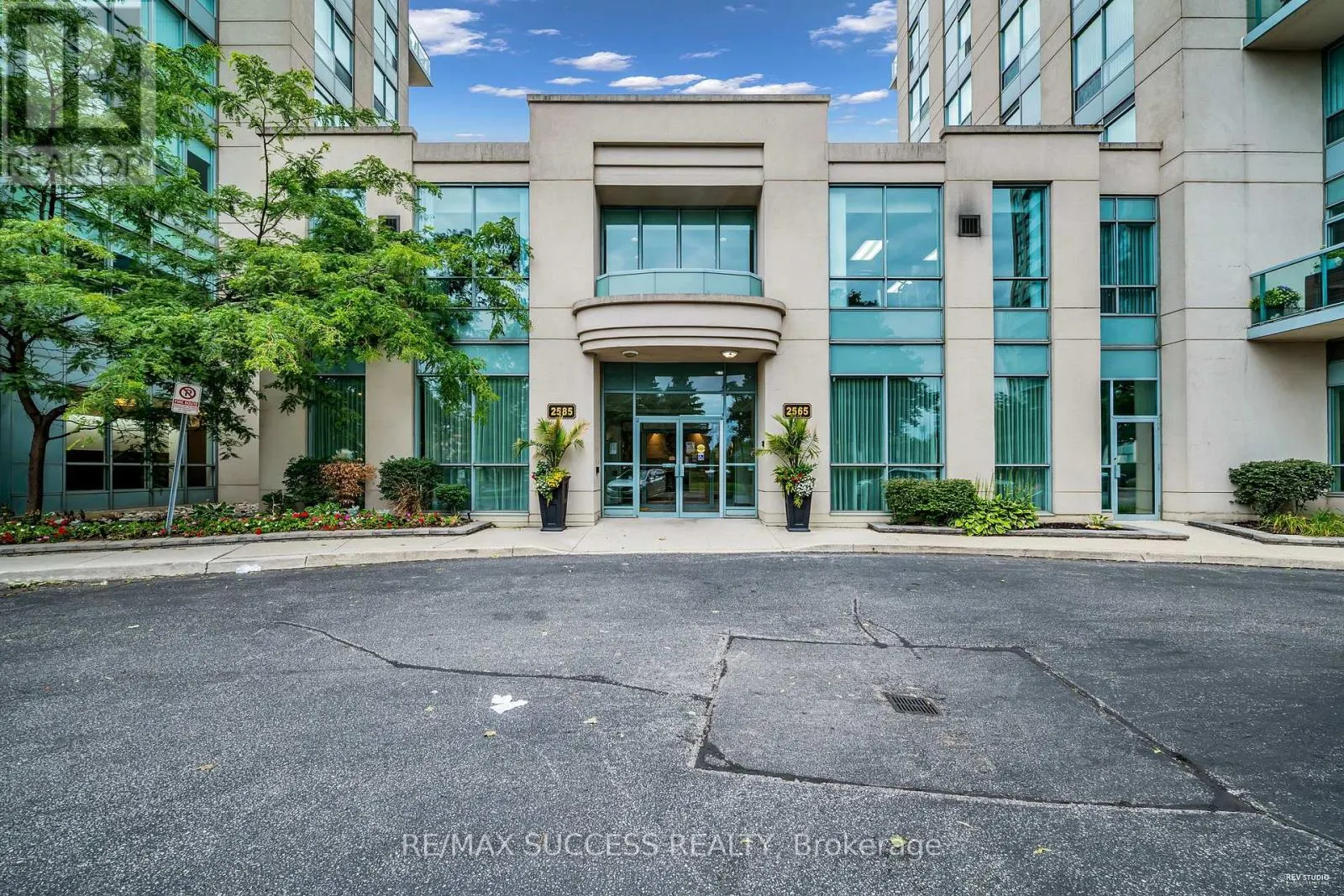 806 - 2565 ERIN CENTRE BOULEVARD