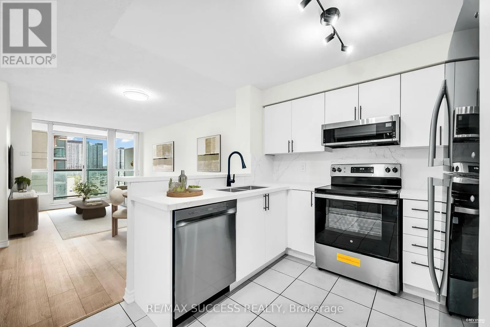806 - 2565 ERIN CENTRE BOULEVARD
