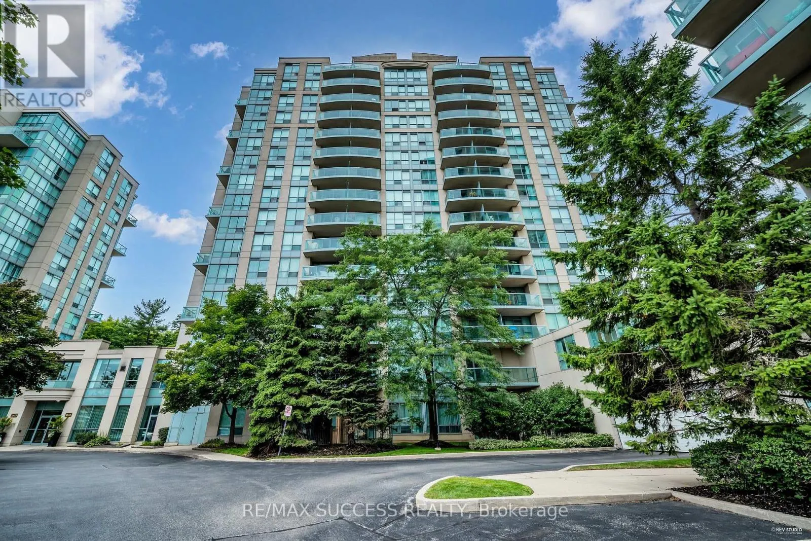 806 - 2565 ERIN CENTRE BOULEVARD