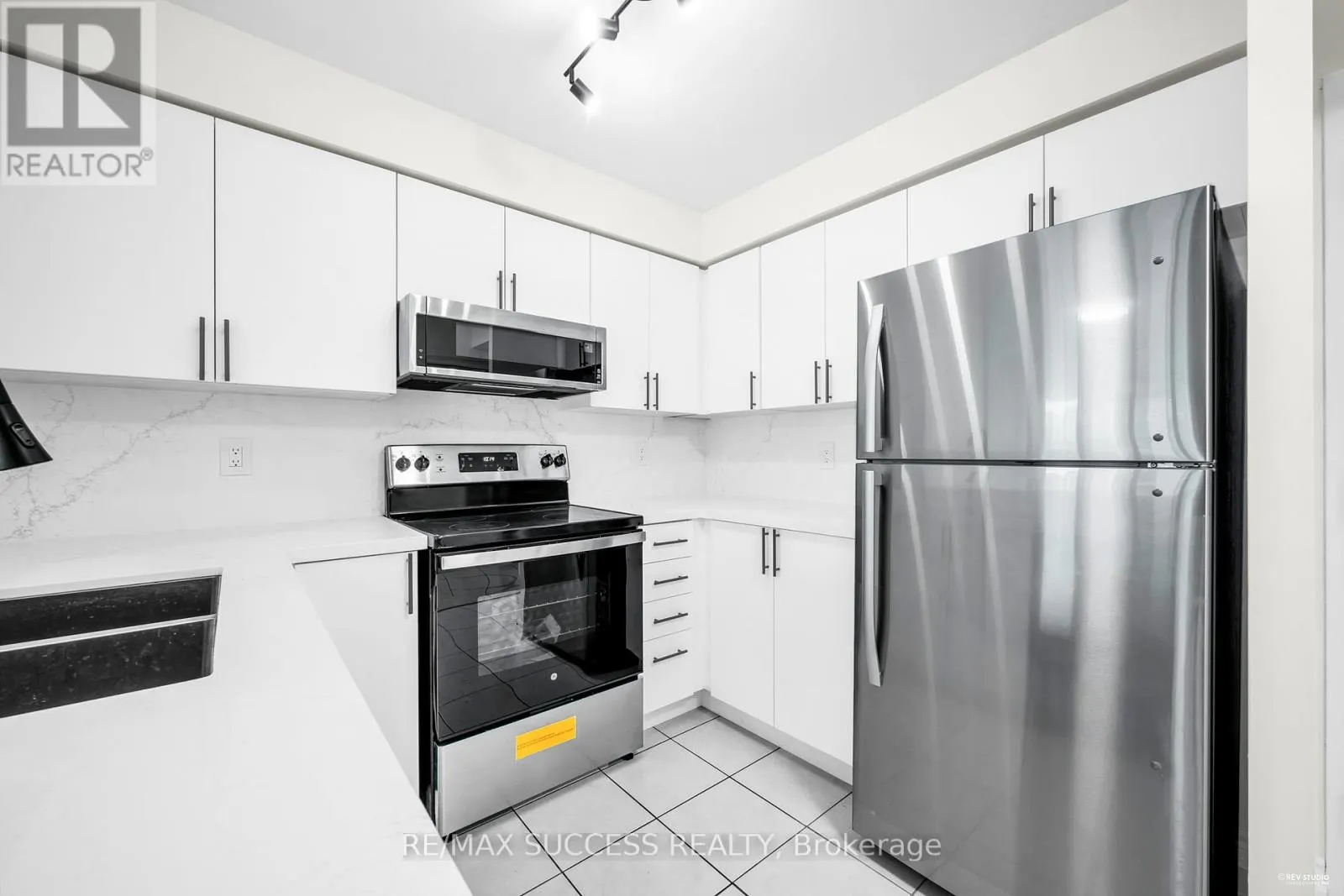 806 - 2565 ERIN CENTRE BOULEVARD