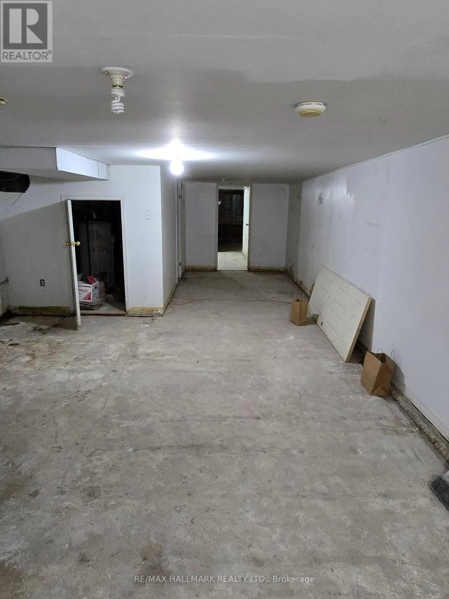 MAIN - 1752 ST CLAIR AVENUE W
