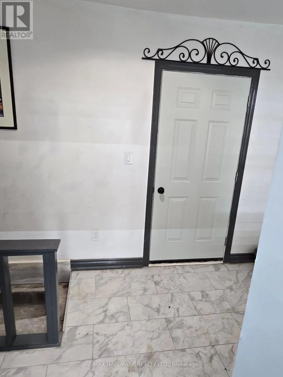 MAIN - 1752 ST CLAIR AVENUE W