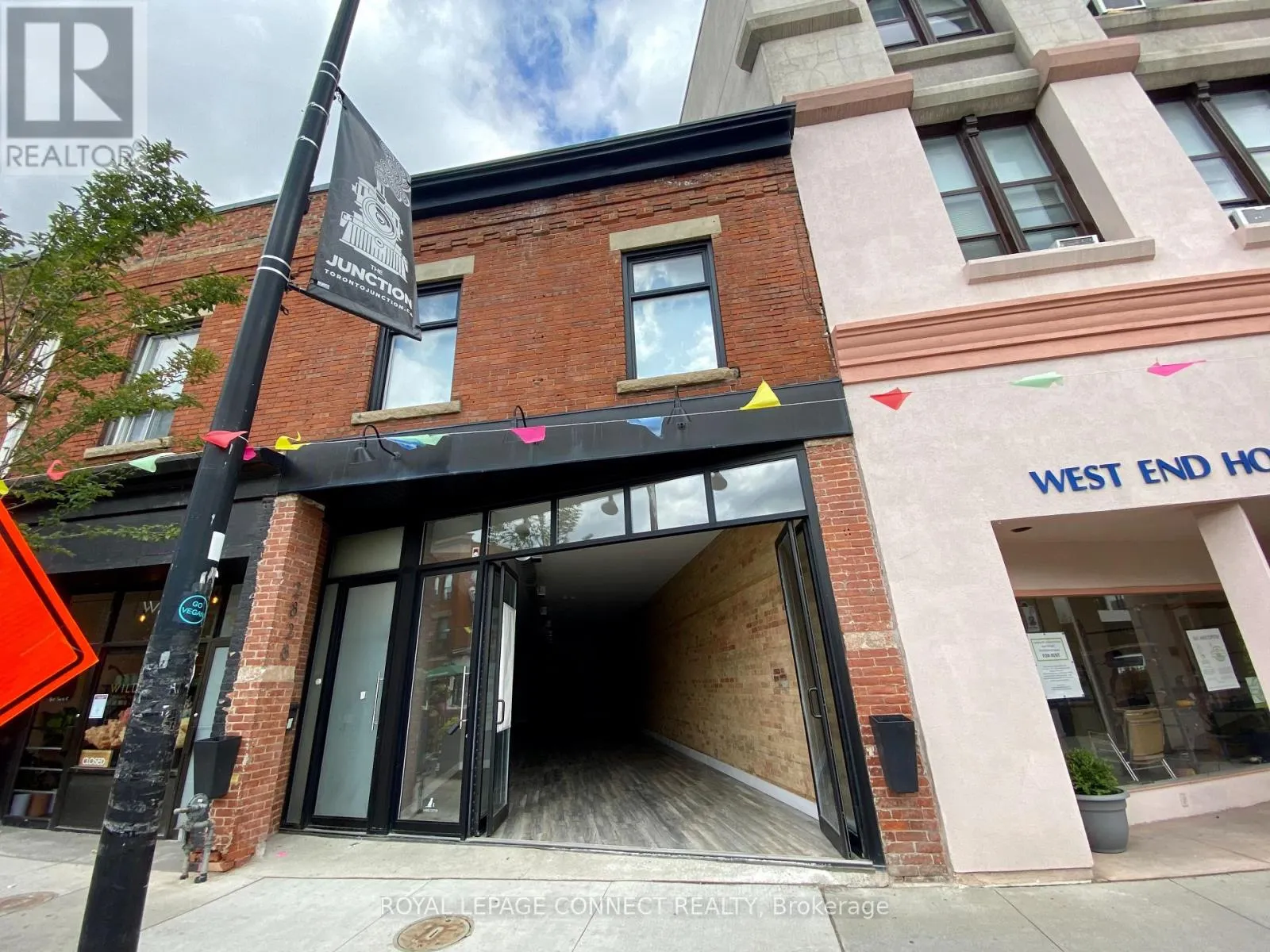 2828 DUNDAS ST STREET W