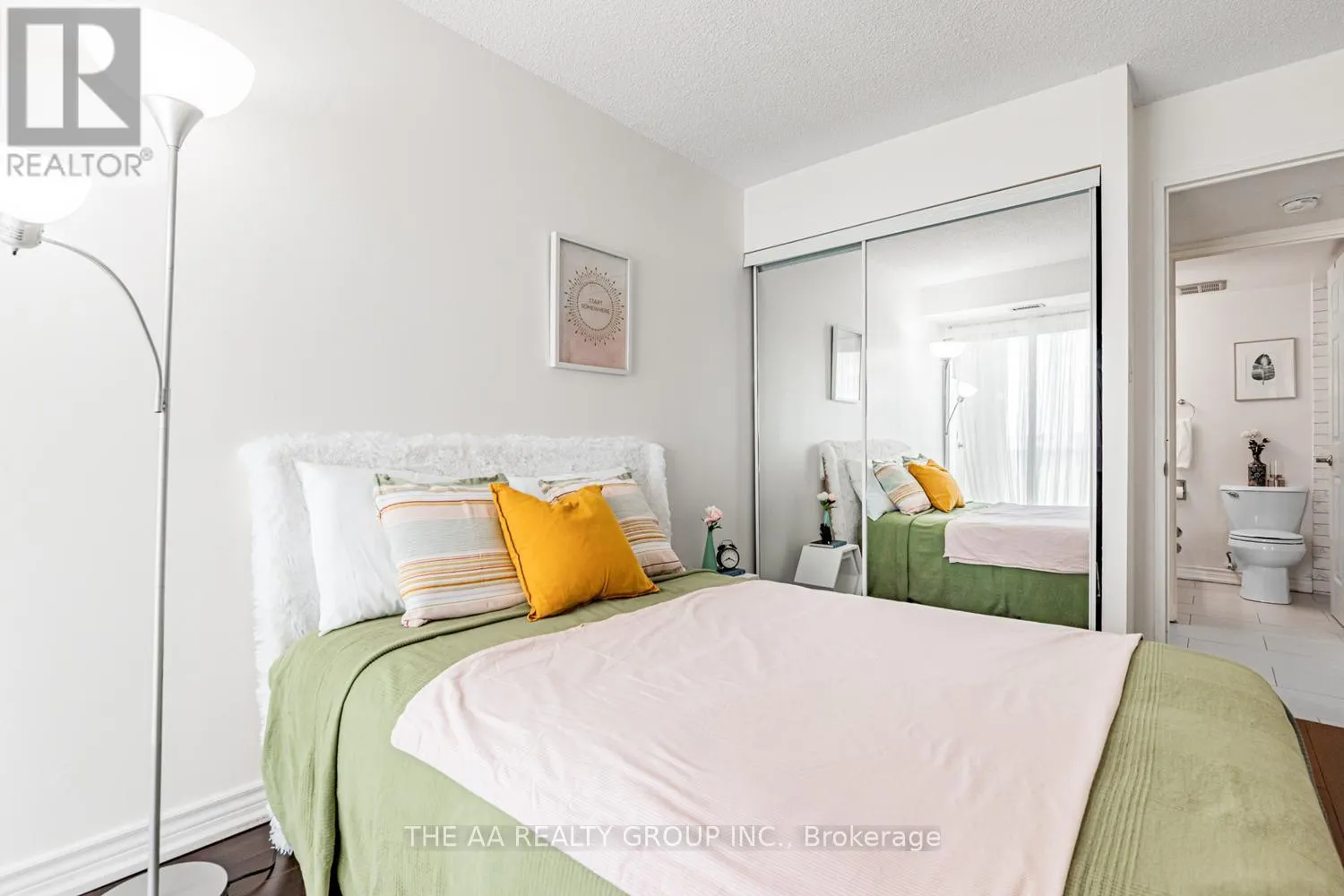1004 - 21 MARKBROOK LANE E