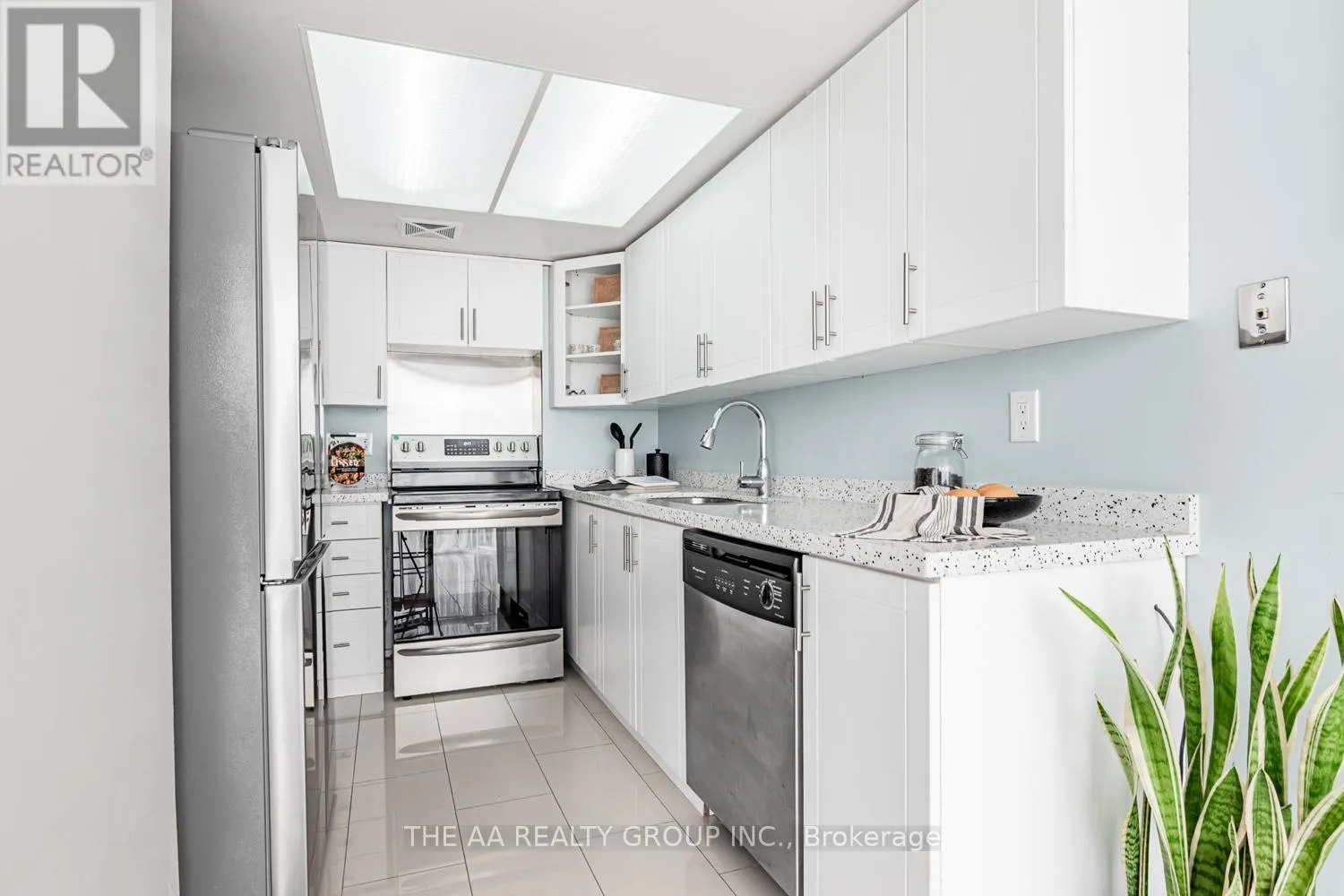 1004 - 21 MARKBROOK LANE E