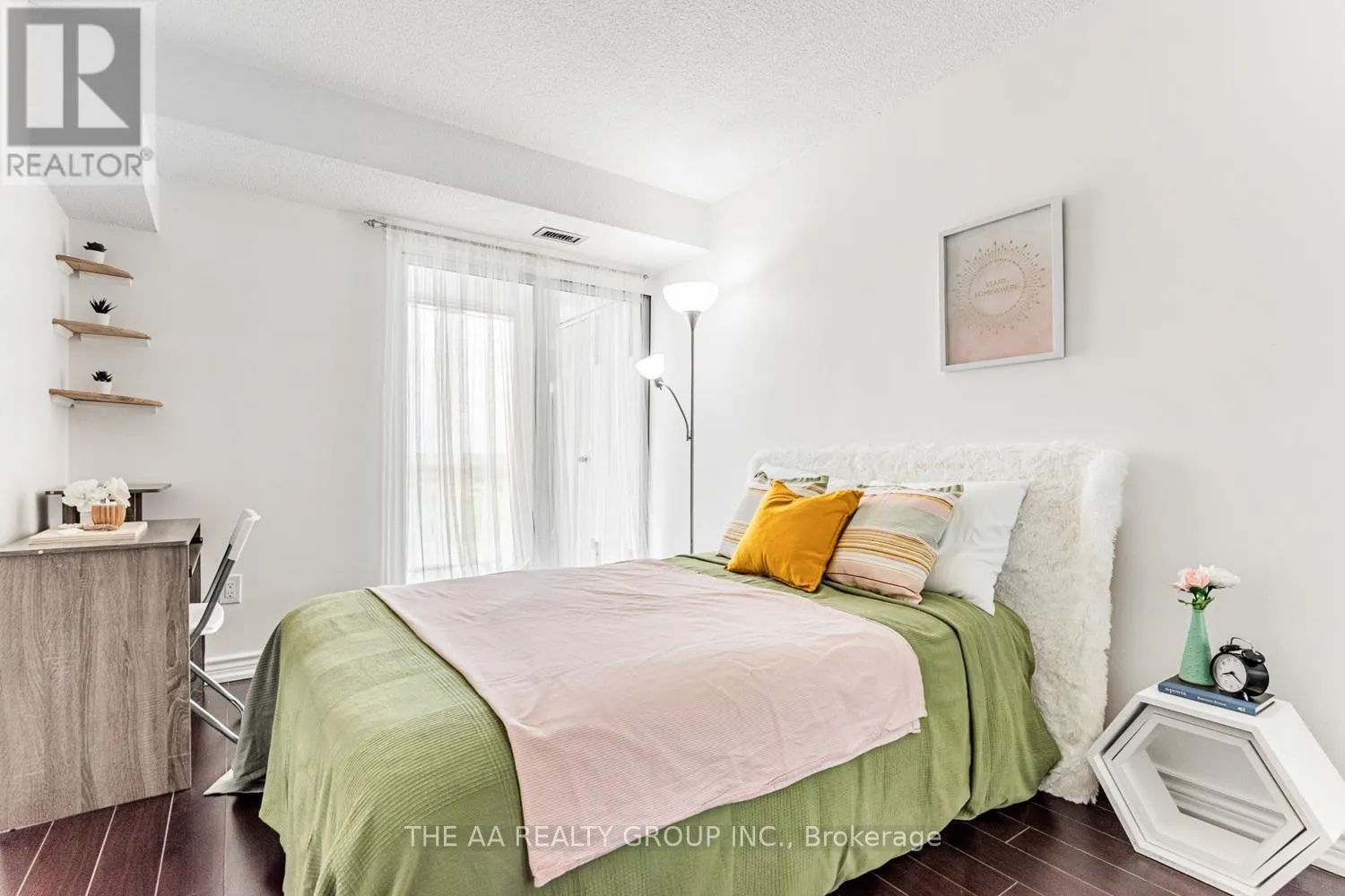 1004 - 21 MARKBROOK LANE E