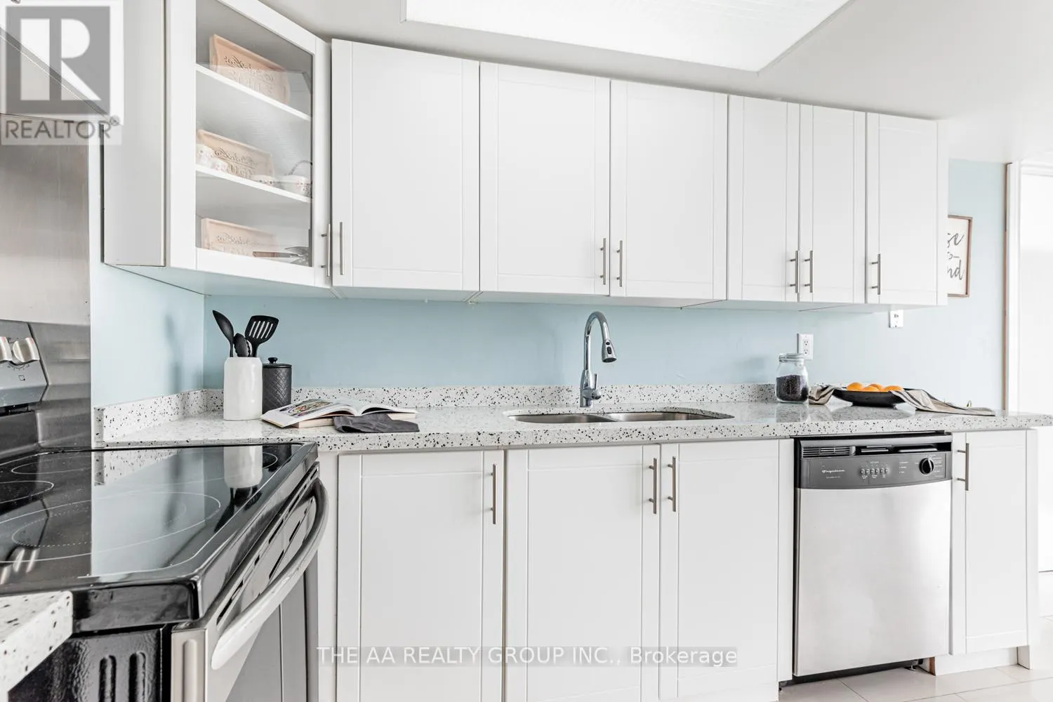 1004 - 21 MARKBROOK LANE E
