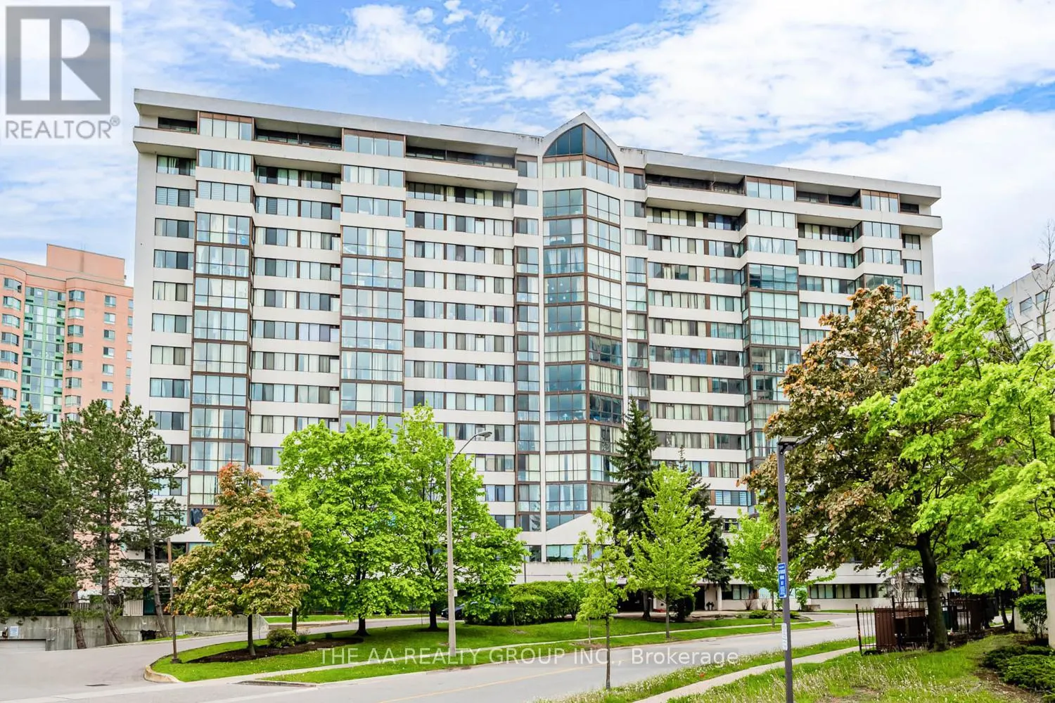 1004 - 21 MARKBROOK LANE E