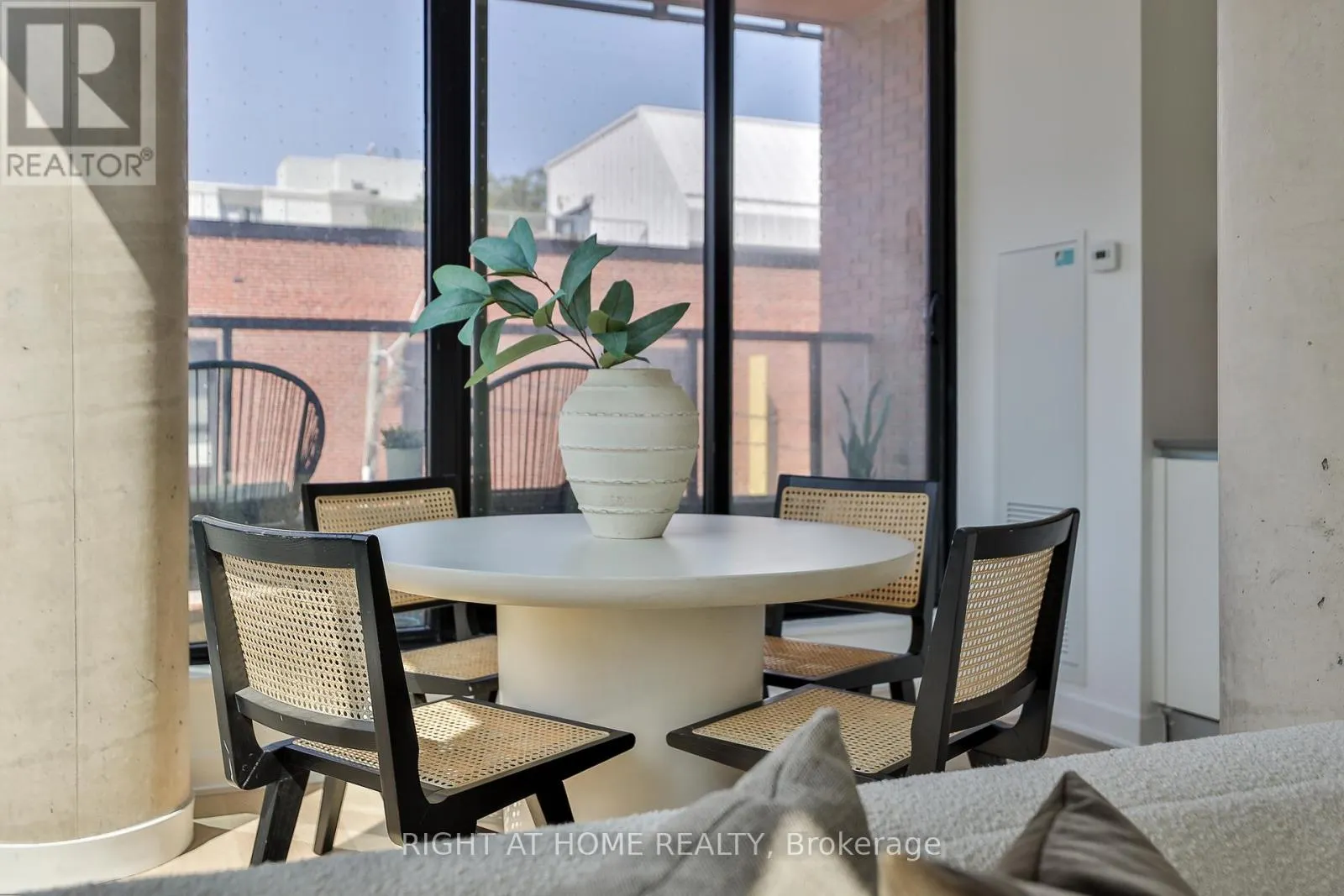208 - 2720 DUNDAS STREET W