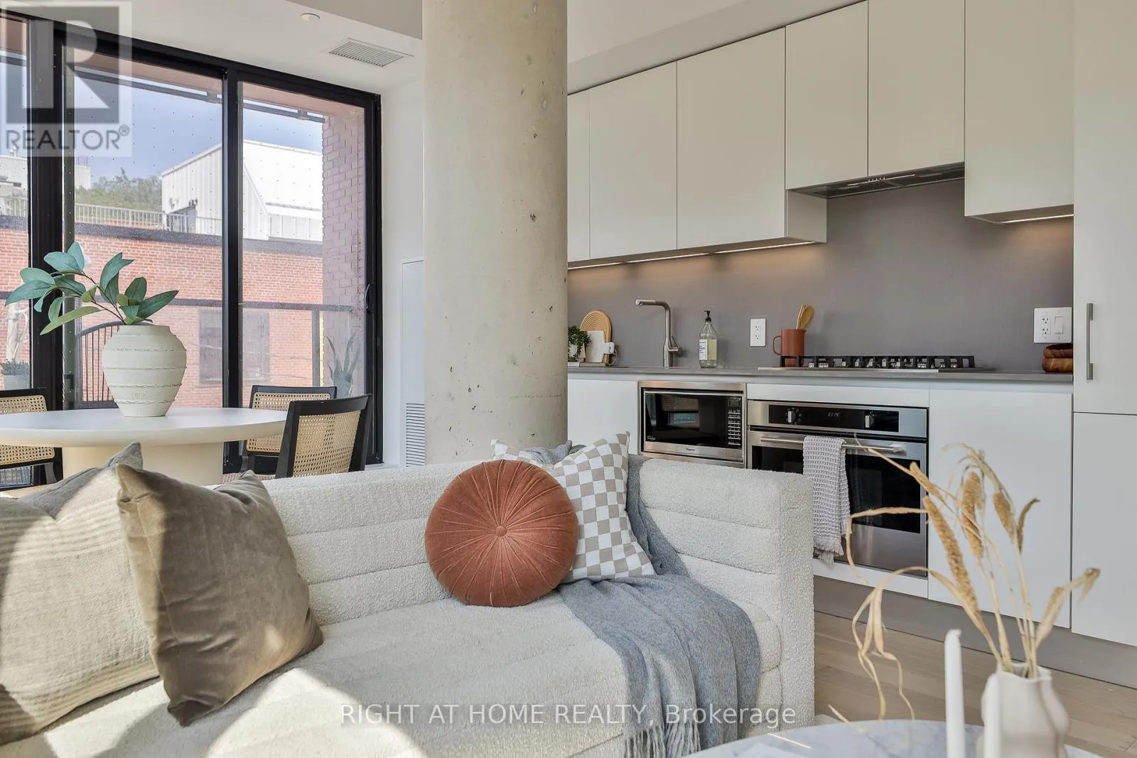 208 - 2720 DUNDAS STREET W