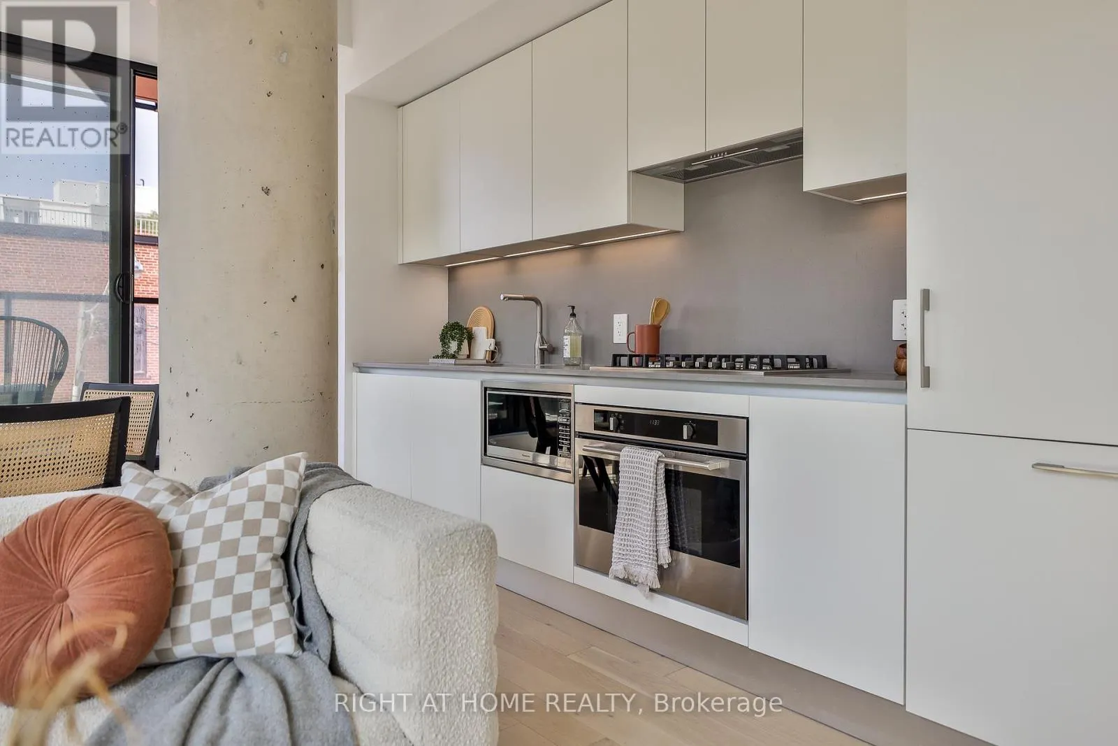208 - 2720 DUNDAS STREET W