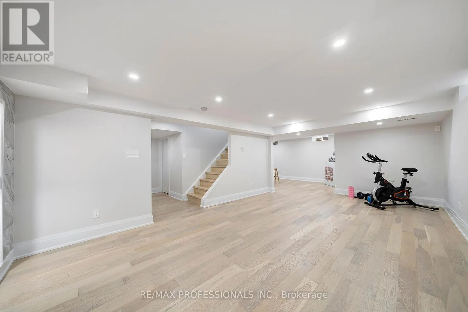 67 CHAPLIN CRESCENT
