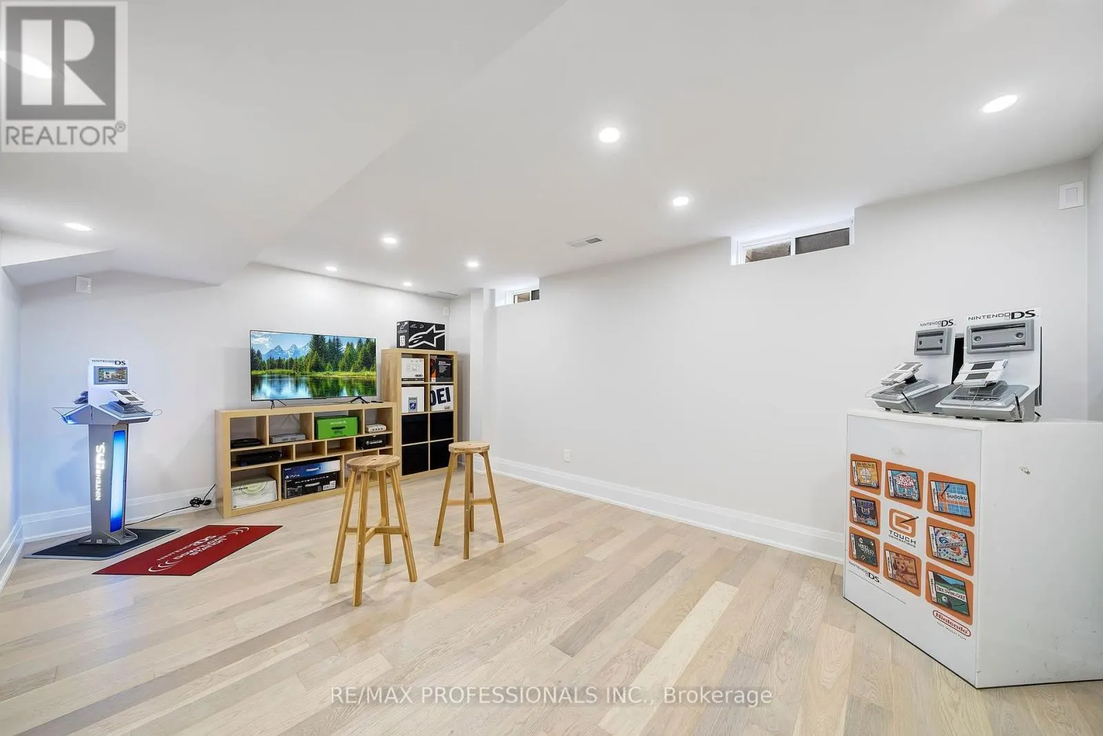 67 CHAPLIN CRESCENT