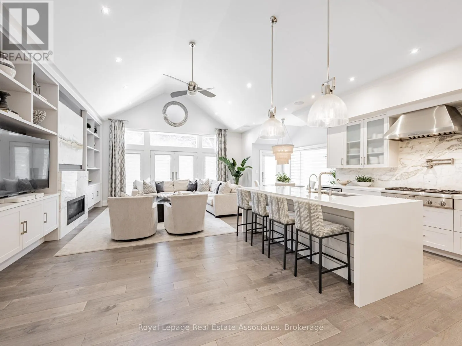 142 MINEOLA ROAD E