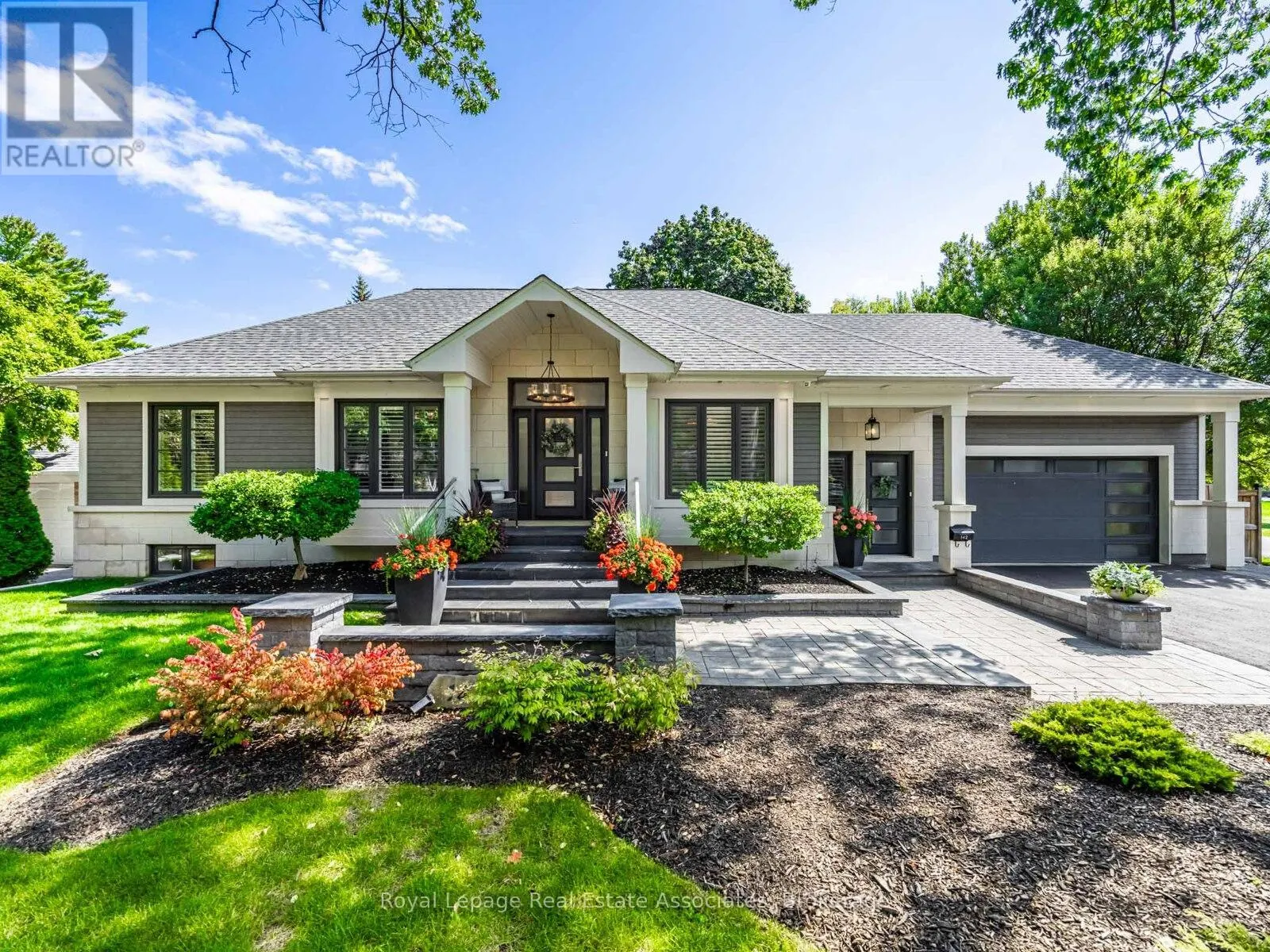 142 MINEOLA ROAD E
