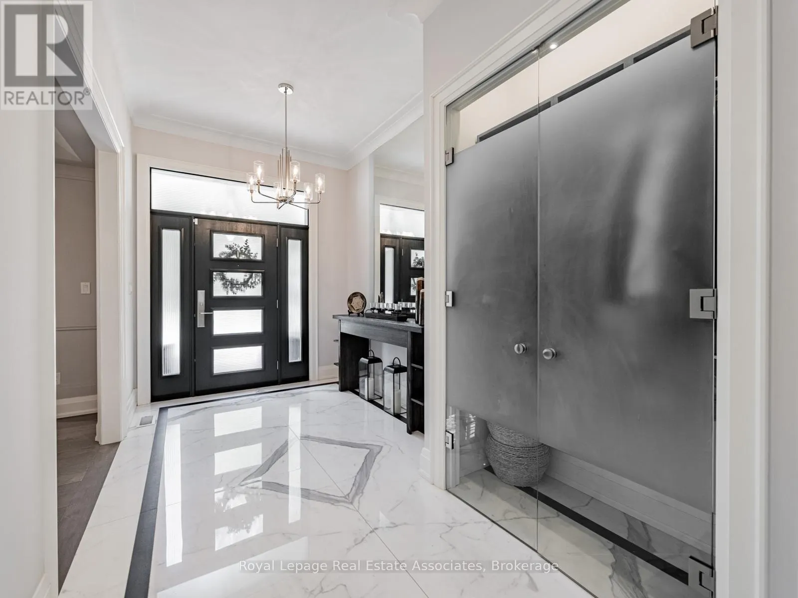 142 MINEOLA ROAD E