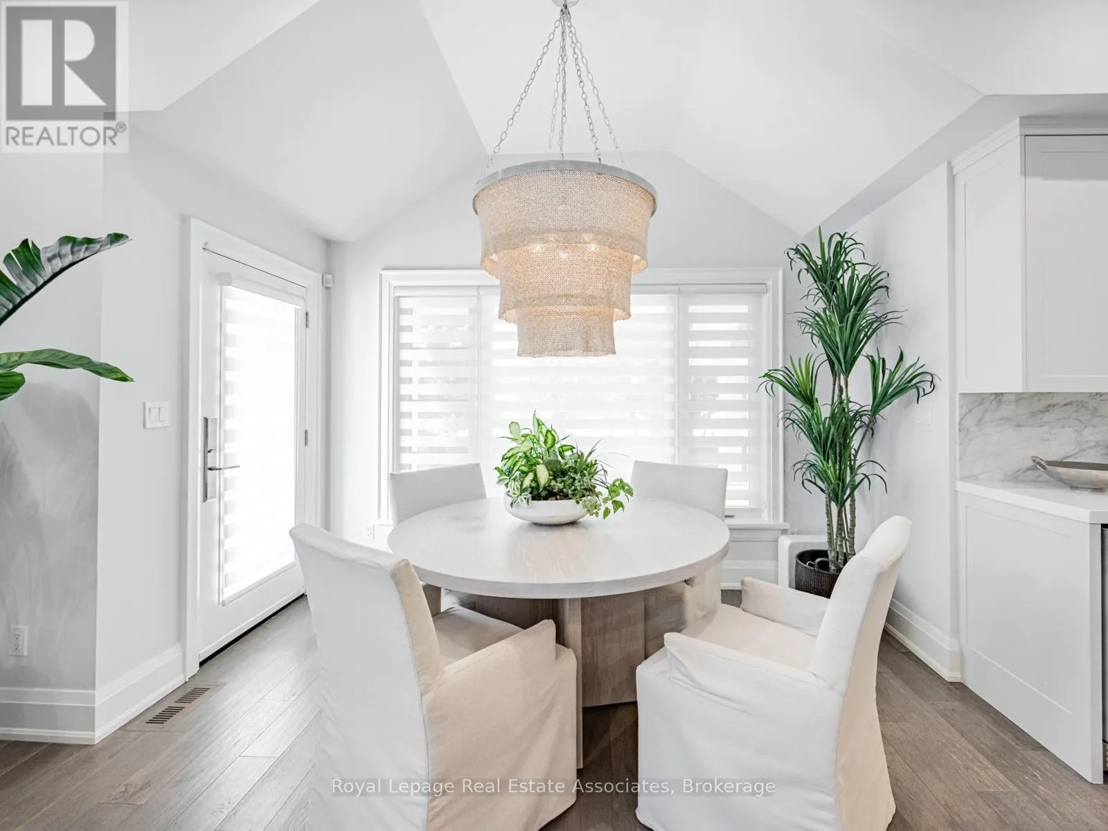 142 MINEOLA ROAD E