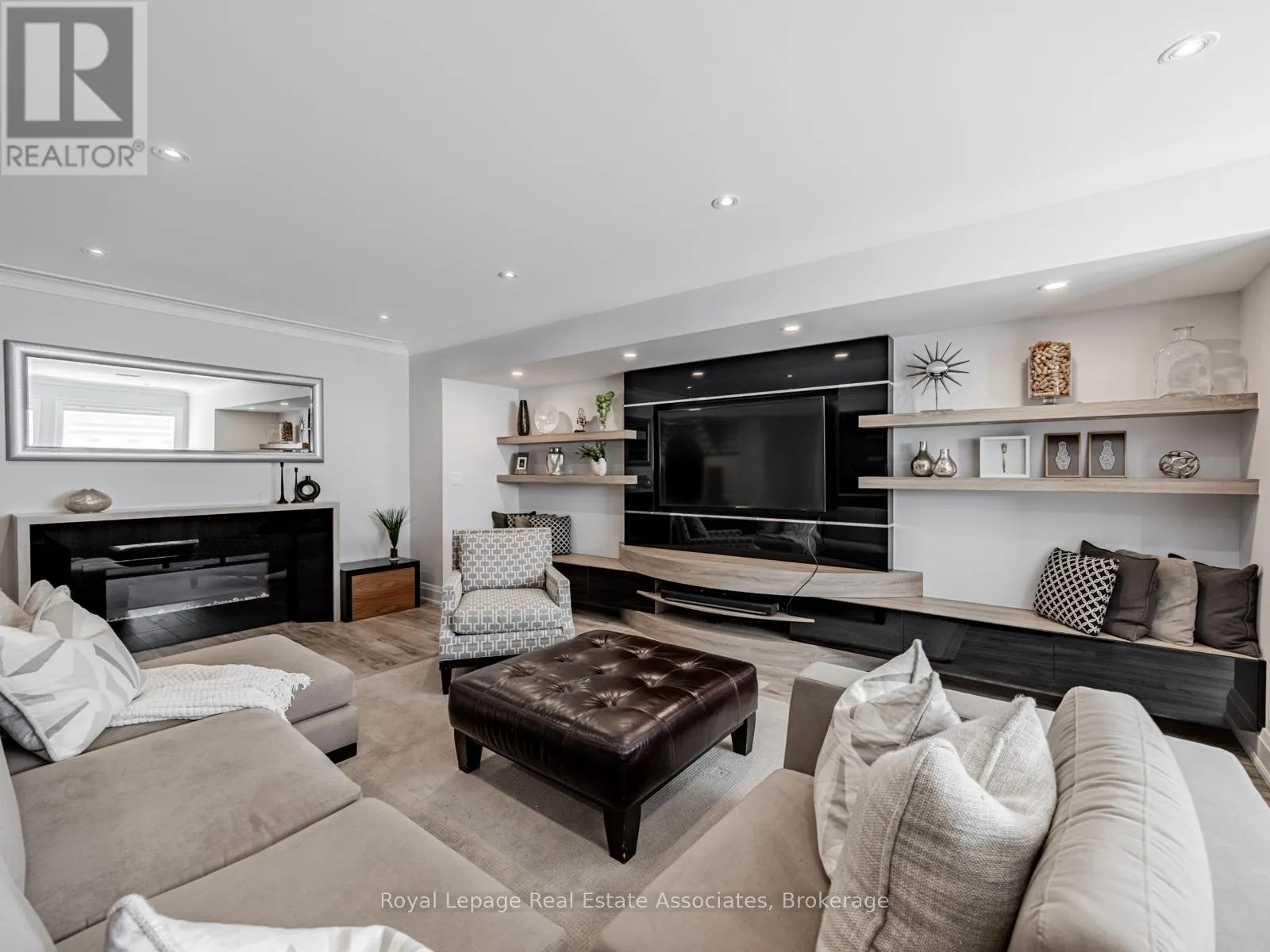142 MINEOLA ROAD E