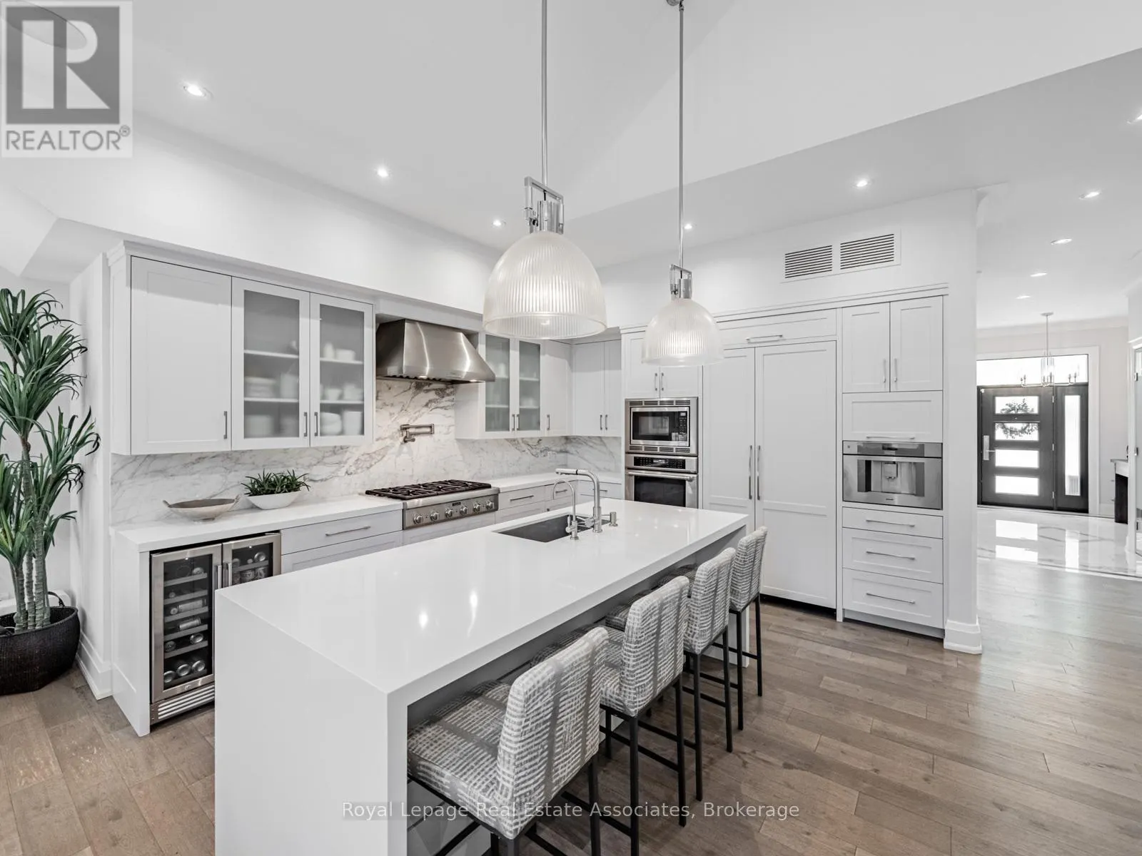 142 MINEOLA ROAD E