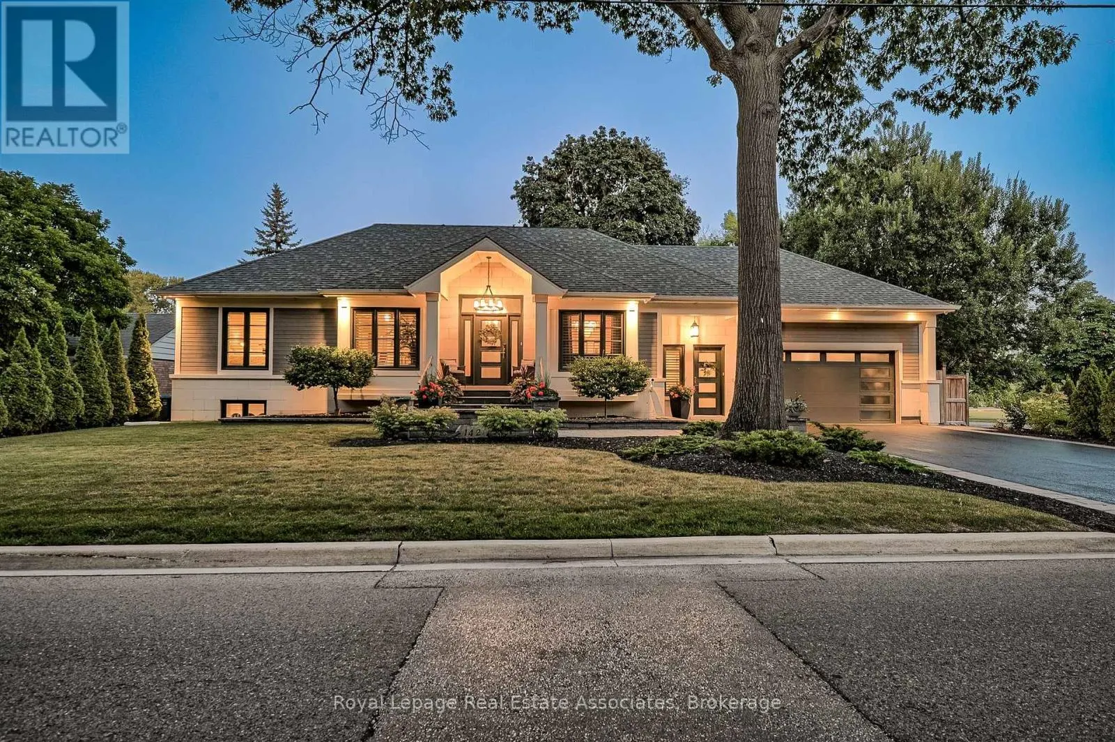 142 MINEOLA ROAD E