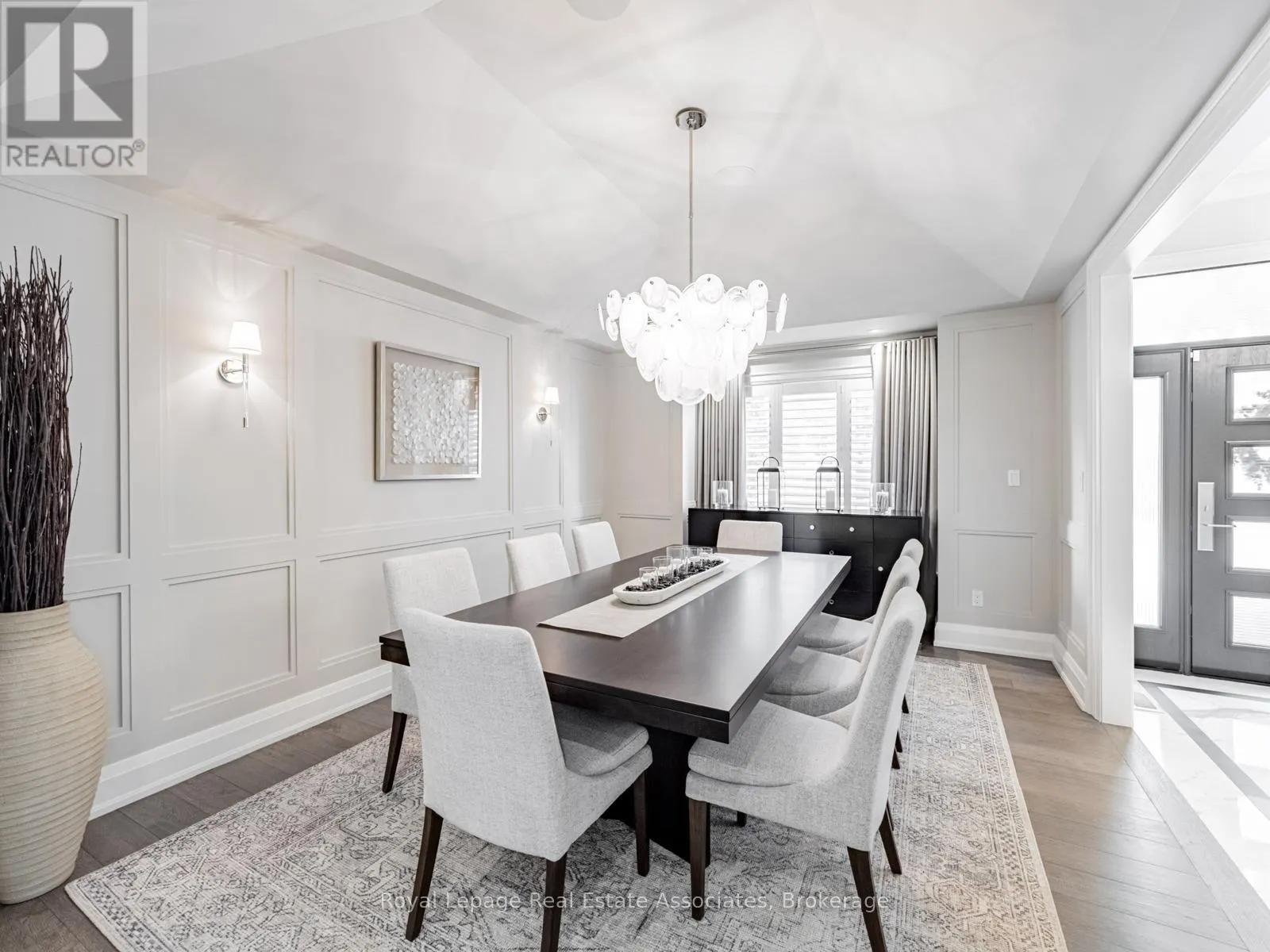 142 MINEOLA ROAD E