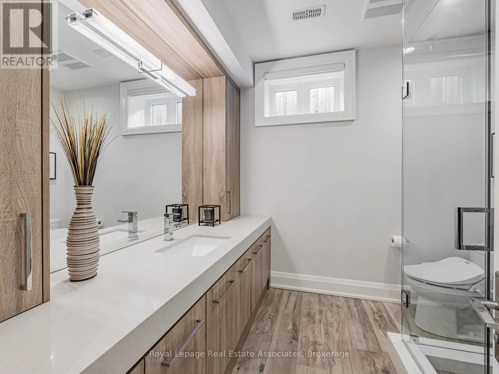 142 MINEOLA ROAD E