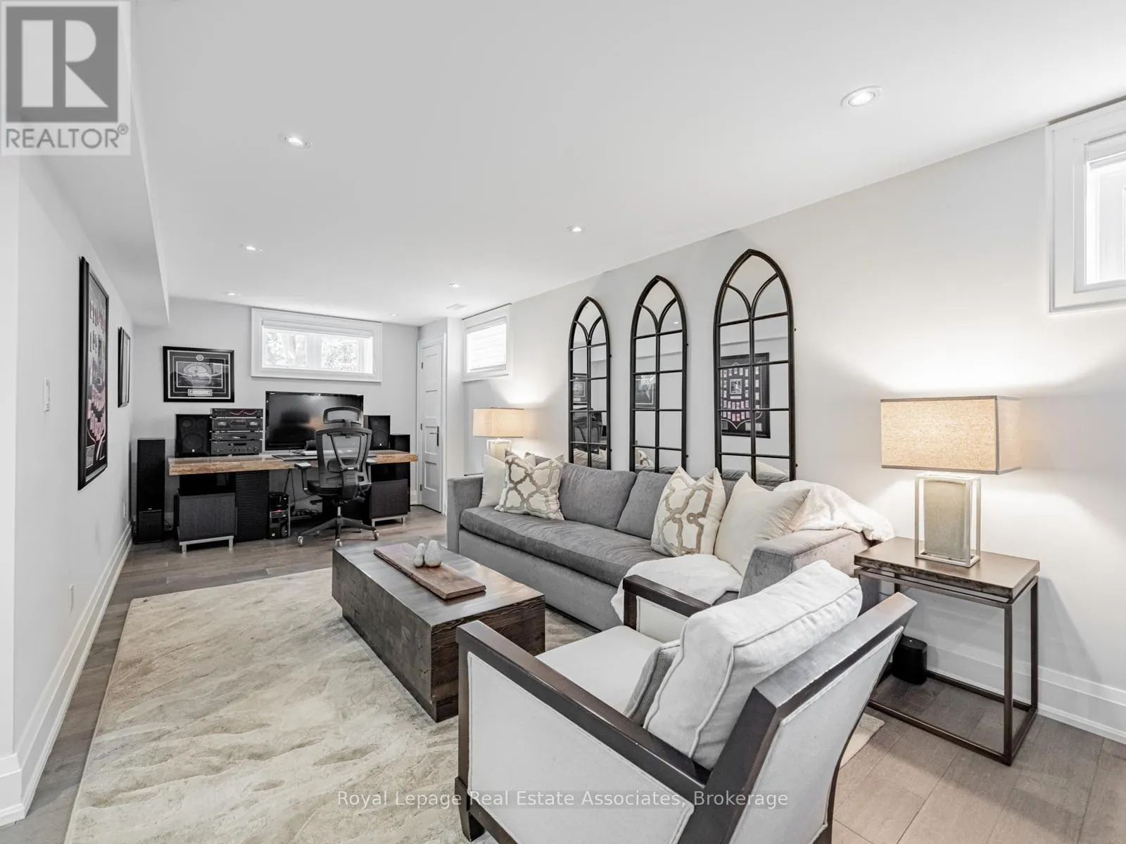 142 MINEOLA ROAD E