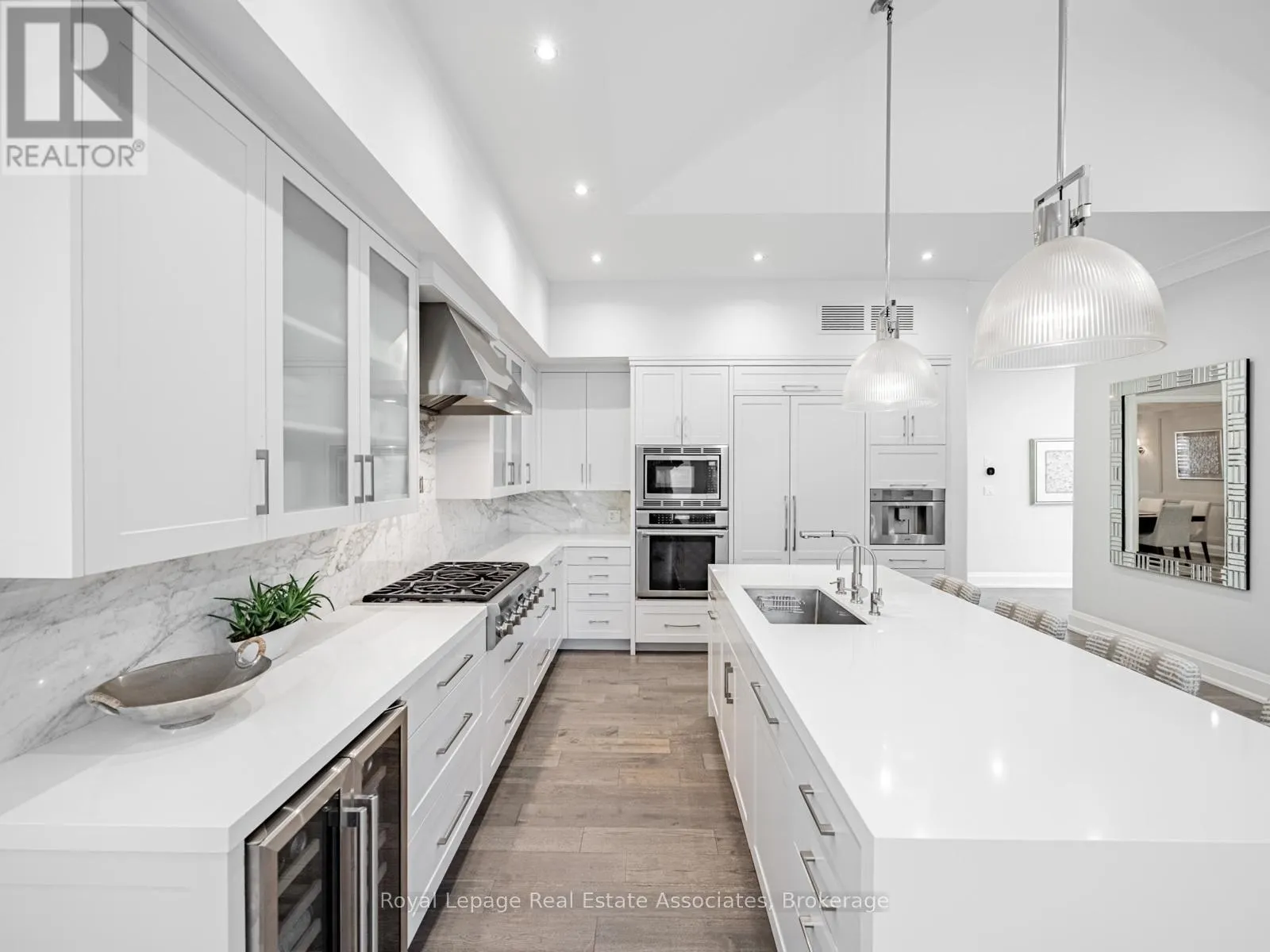142 MINEOLA ROAD E