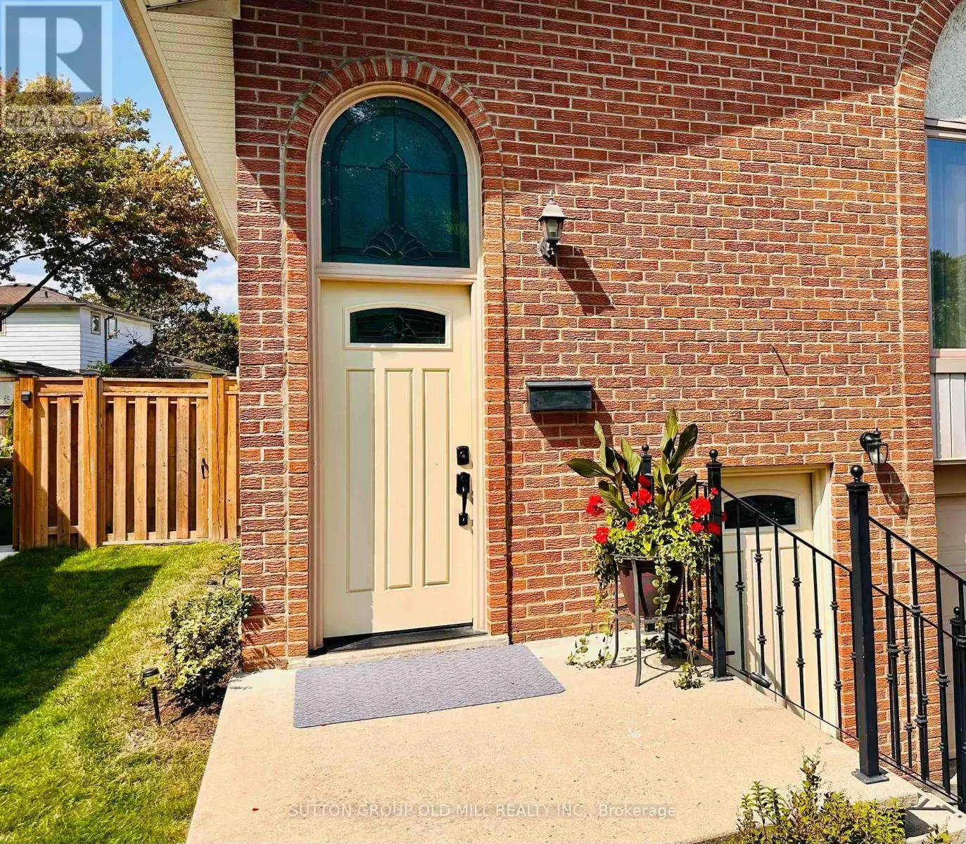 1261 CONSORT CRESCENT